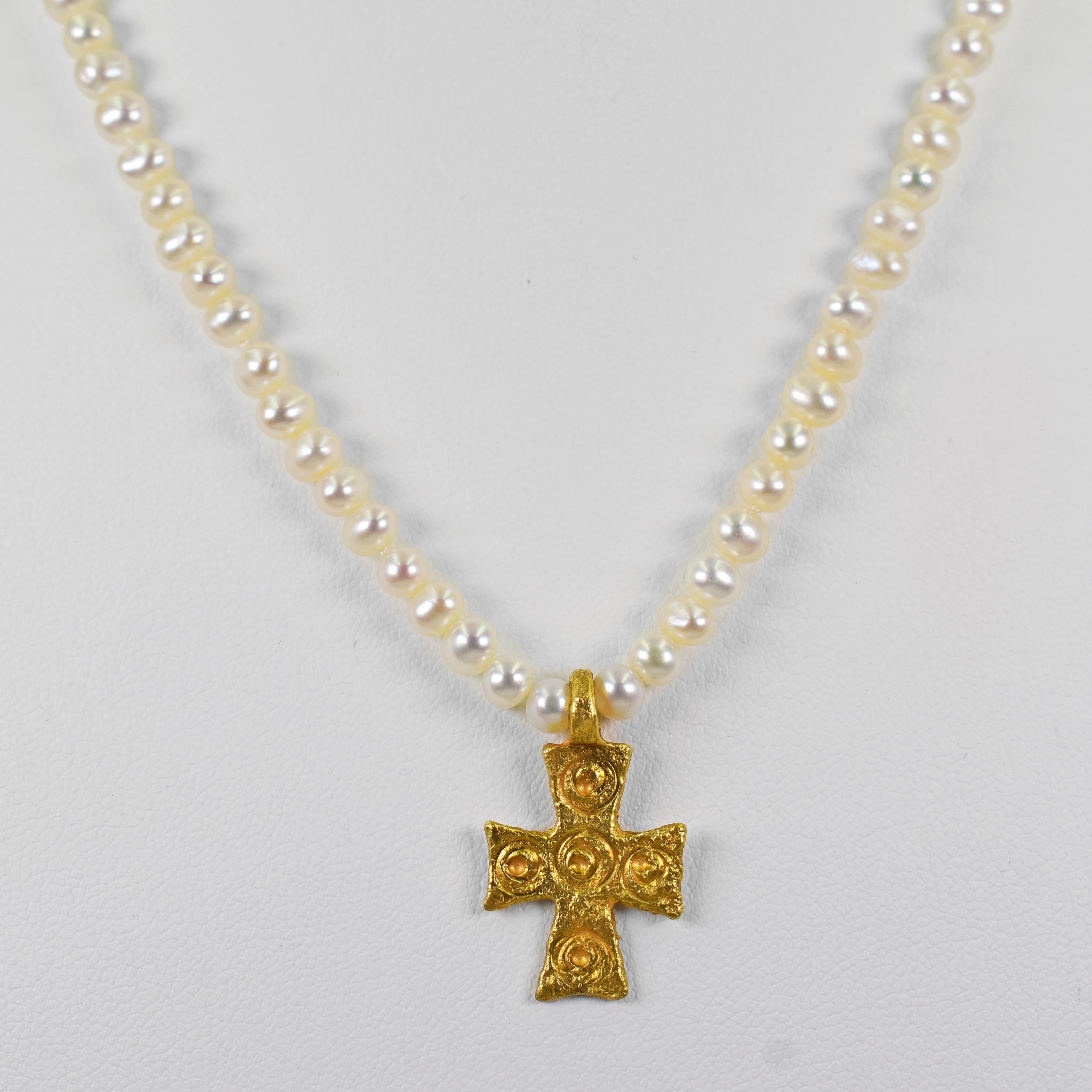 Byzantin Pendentif croix byzantine en or 22 carats et perles d'eau douce avec pendentif en vente