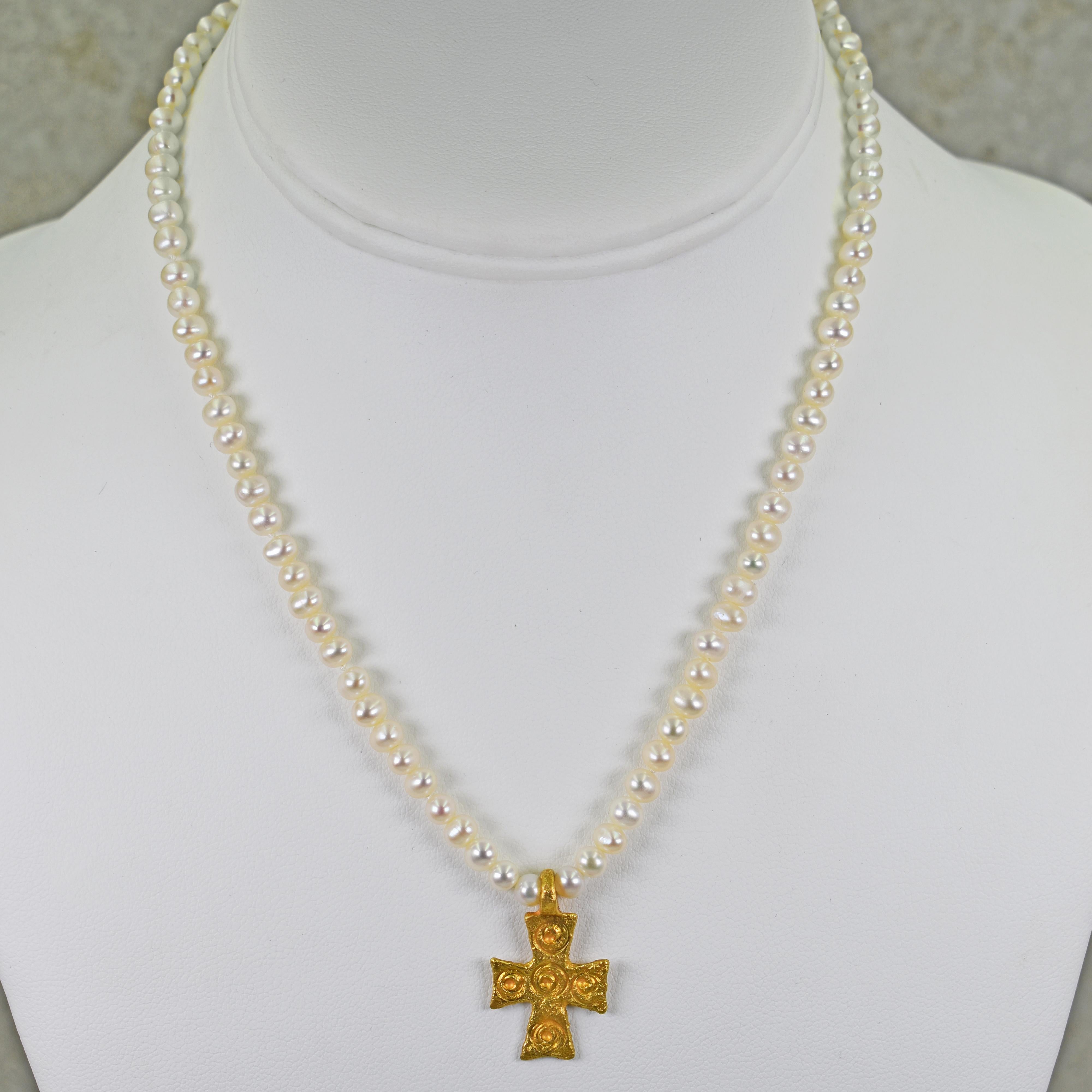 Pendentif croix byzantine en or 22 carats et perles d'eau douce avec pendentif Pour femmes en vente