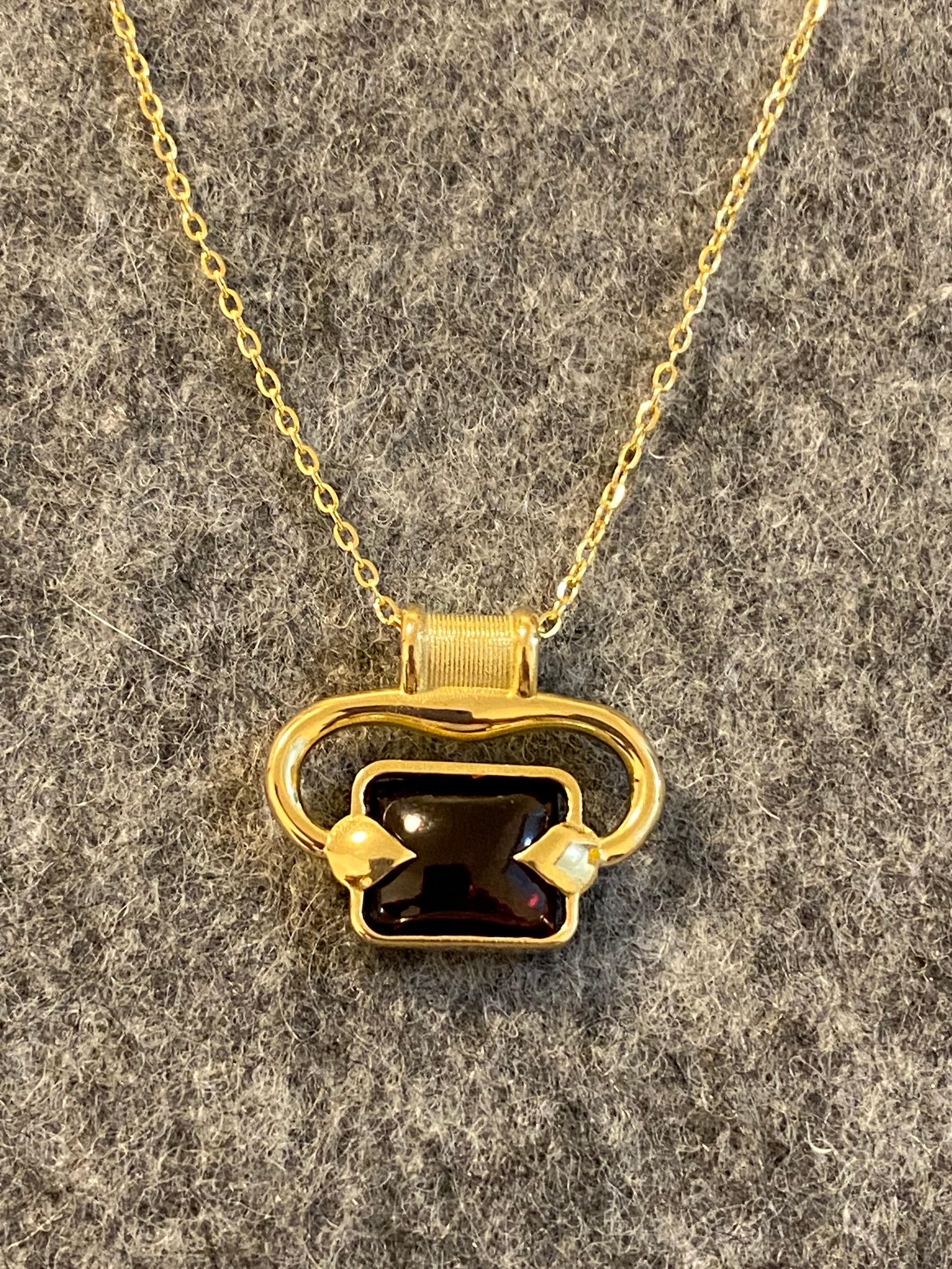 Classical Greek 22 Karat Gold Garnet Pendant For Sale