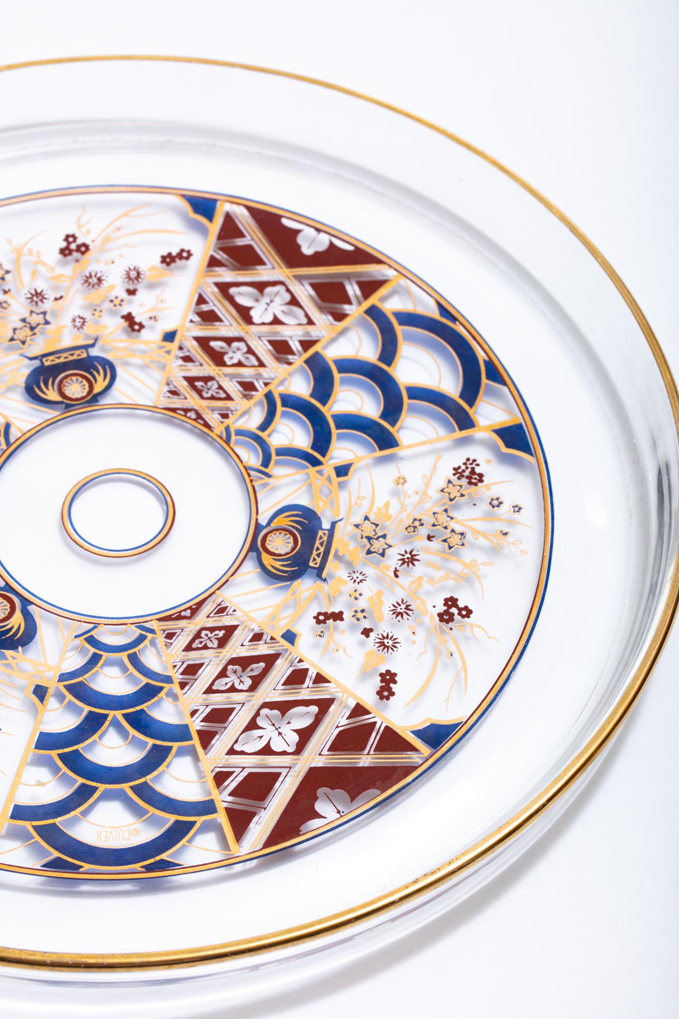 Diese Hors d'oeuvre-Platte im Vintage-Stil mit zartem Chinoiserie-Muster hat einen 22-karätigen, vergoldeten Rand. Verbessern Sie Ihre Unterhaltung mit dieser schönen und einzigartigen Ergänzung. Wir haben noch weitere passende Gläser in unserem
