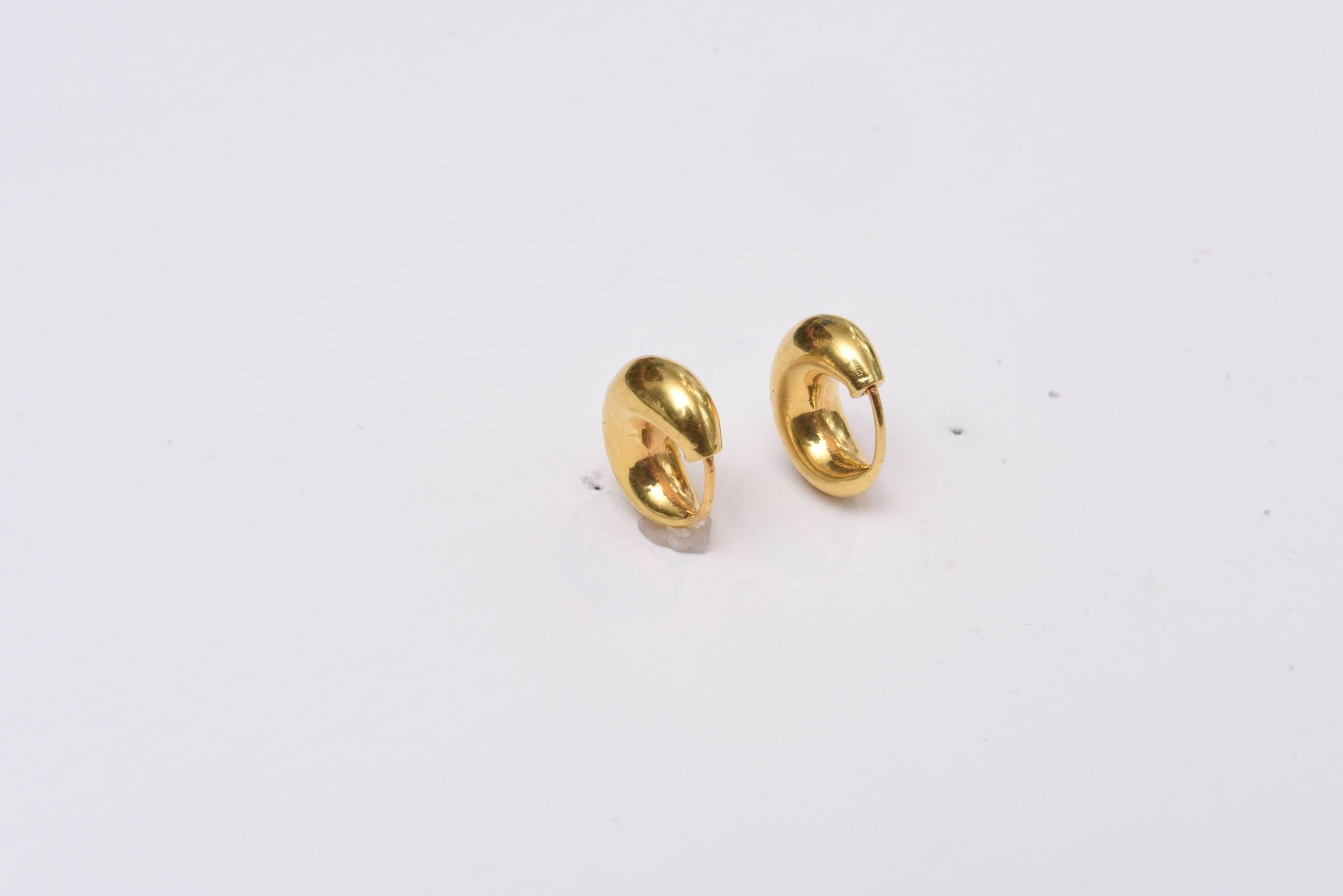 Classic and always elegant, these 22K gold cashew-shaped hoops are a go-anywhere earring.  Nice hinge mechanism and click in place clasp for pierced ears.