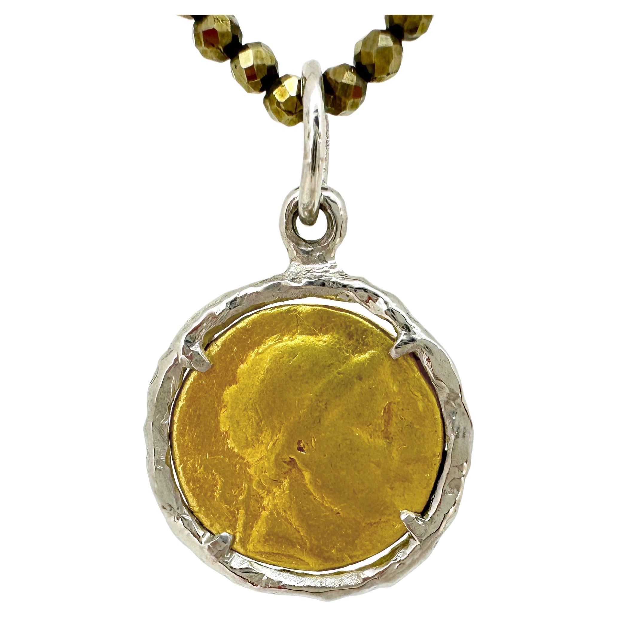 Moneta d'oro a 22 carati con montatura in platino e catena di pirite in vendita
