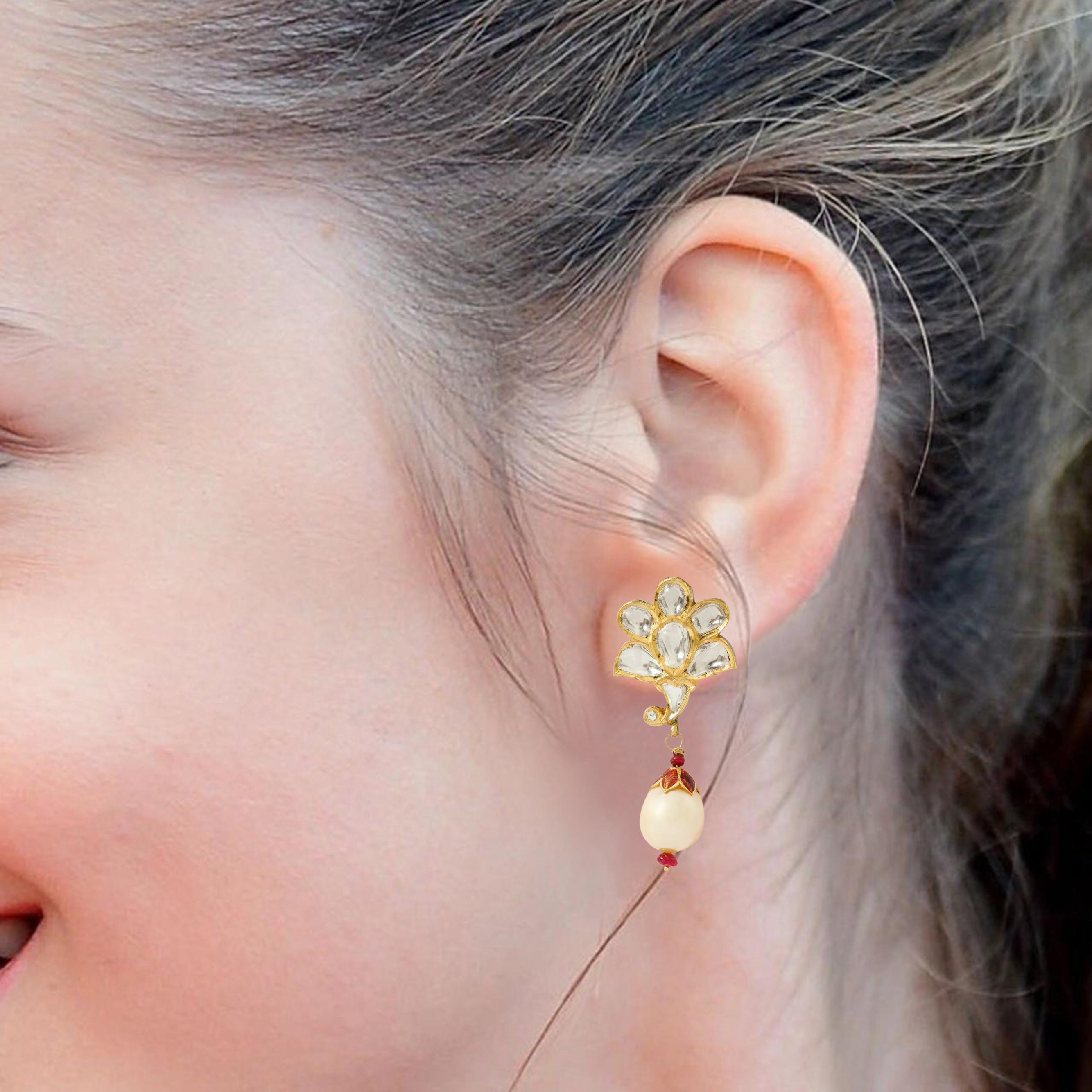 Anglo-indien Boucles d'oreilles en goutte en or 22 carats, diamants et perles, fabriquées à la main avec de l'émail multicolore en vente