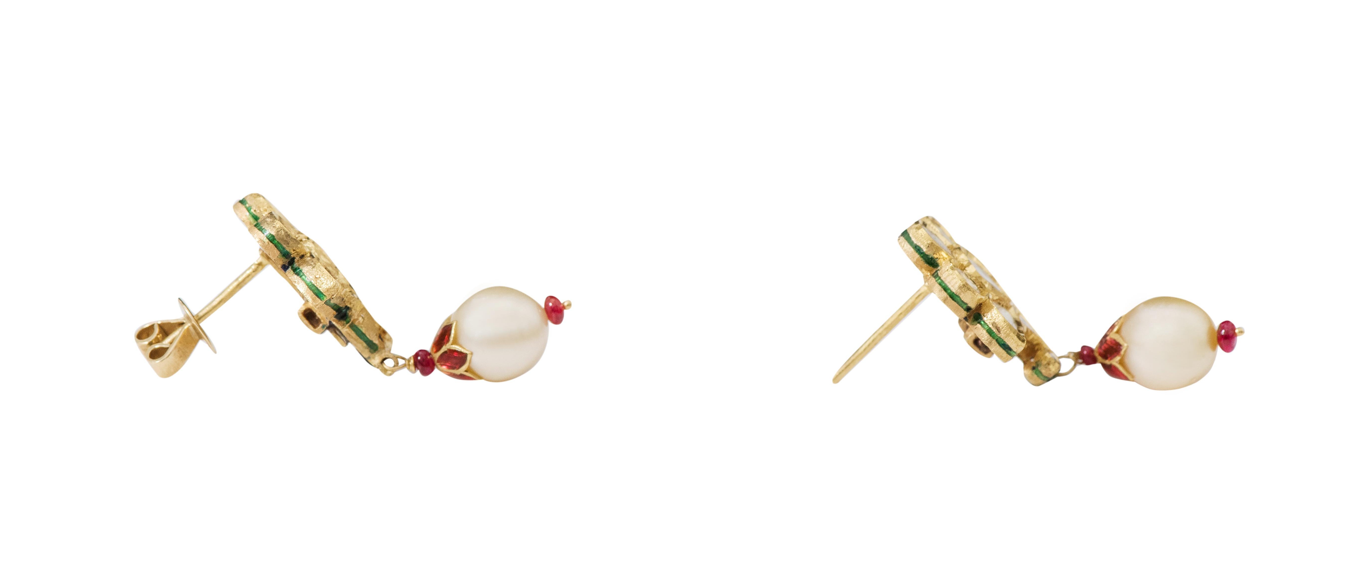 Boucles d'oreilles en goutte en or 22 carats, diamants et perles, fabriquées à la main avec de l'émail multicolore Neuf - En vente à Jaipur, IN