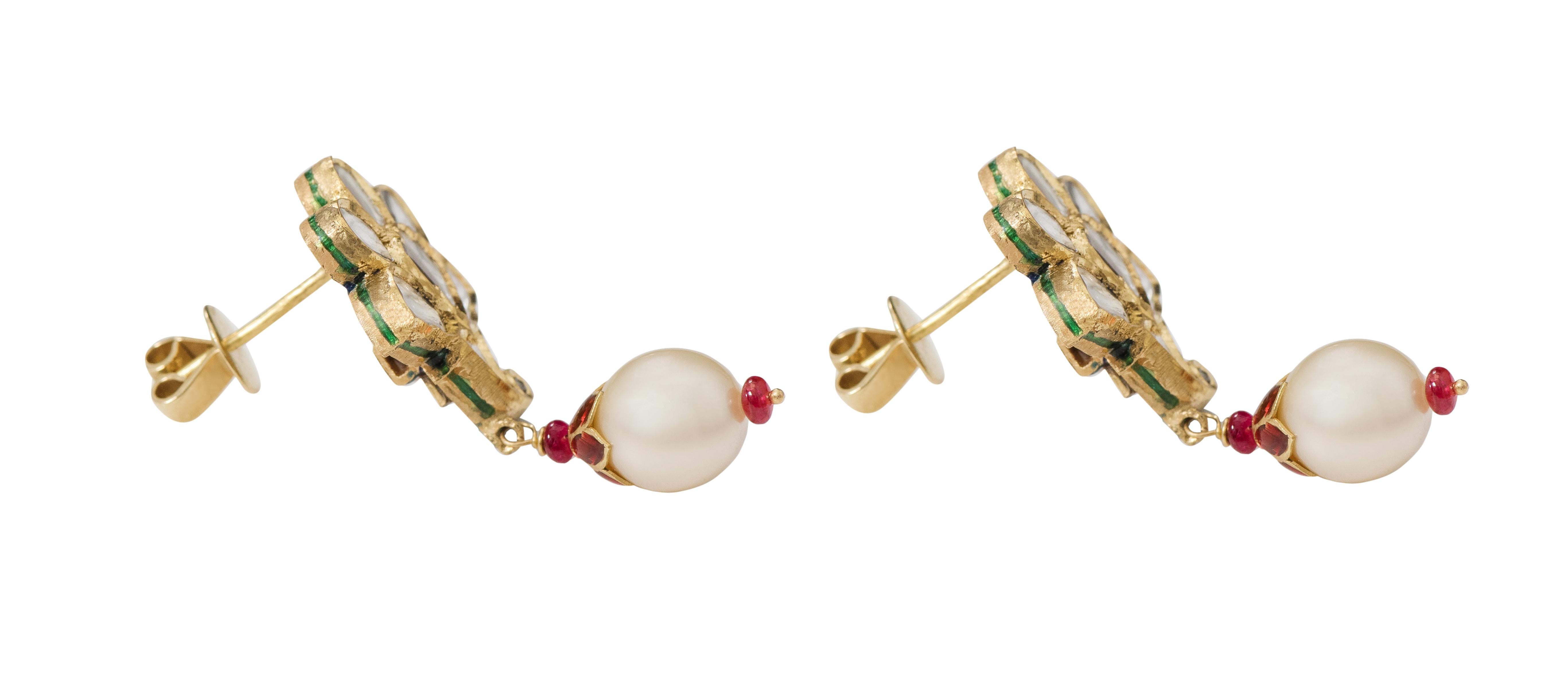Boucles d'oreilles en goutte en or 22 carats, diamants et perles, fabriquées à la main avec de l'émail multicolore Pour femmes en vente