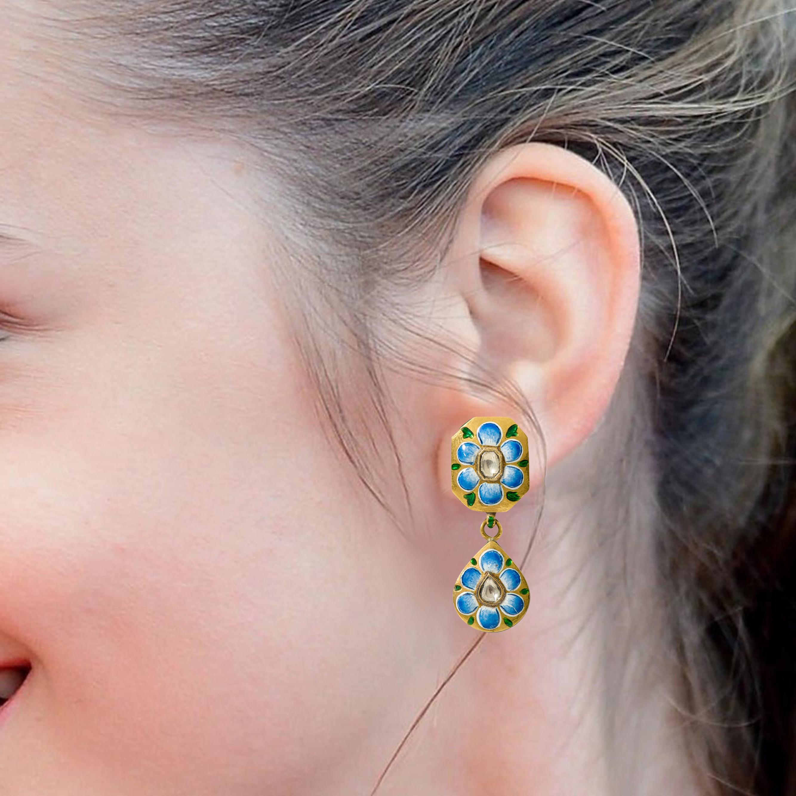 22 Karat Gold Diamant-Ohrring Handgefertigt mit blauer und rosa Emaille-Arbeit (Anglo-indisch) im Angebot