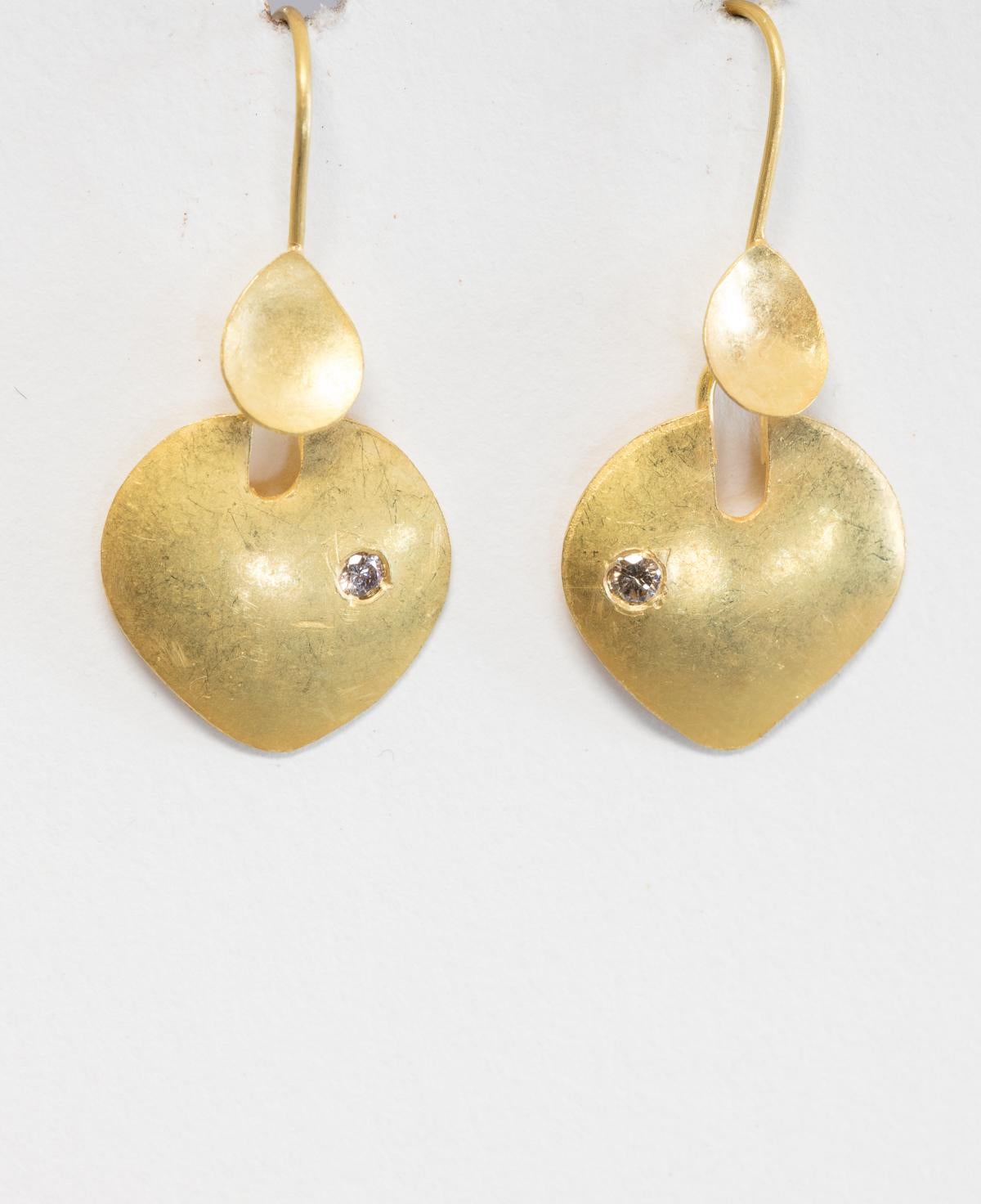 22 Karat Gold Drop Earrings with Diamond In Excellent Condition In Nantucket, MA