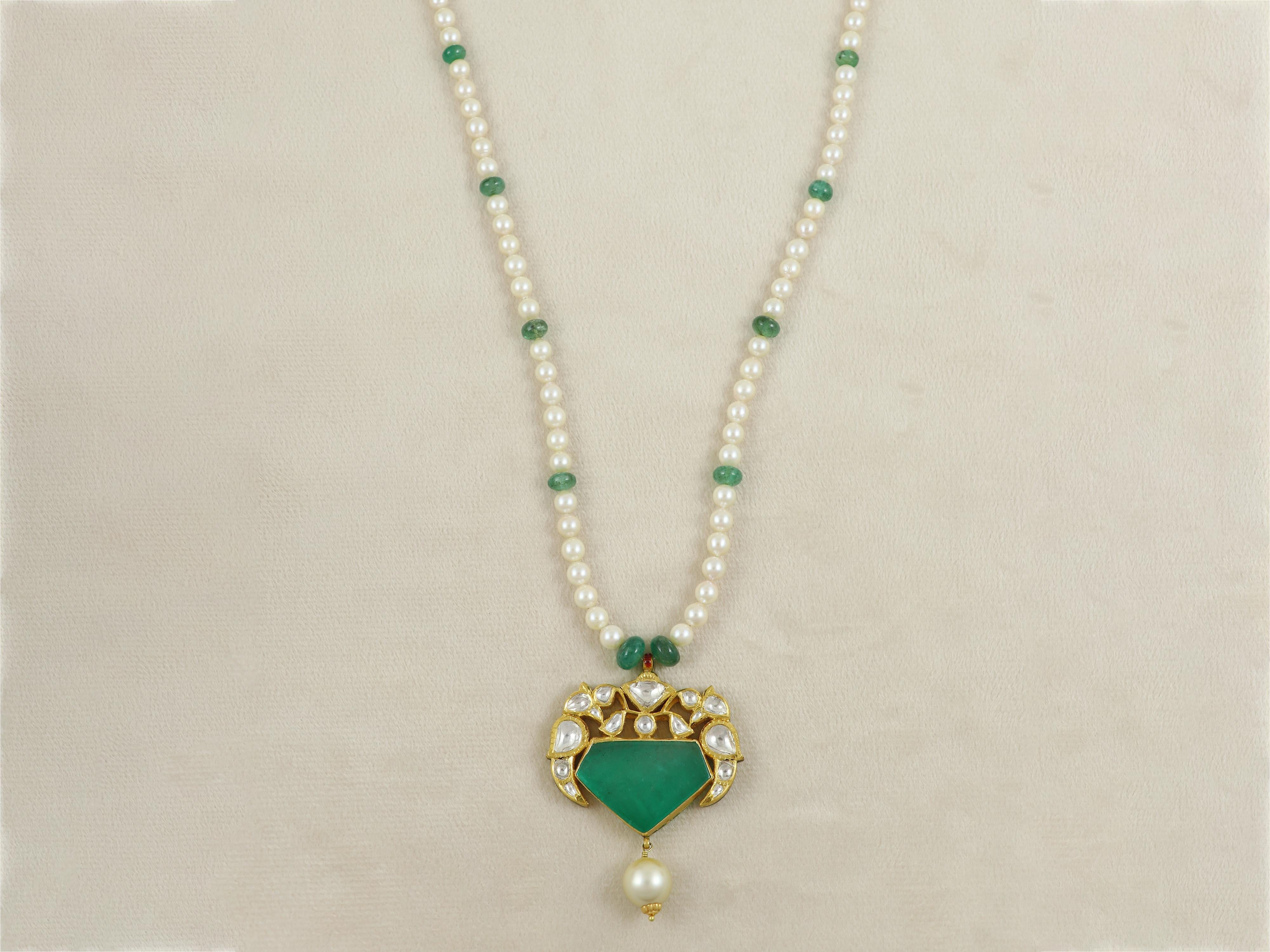 Uncut 22 Karat Gold, Emerald and Diamond pendant, Indian Maharaja jewellery For Sale