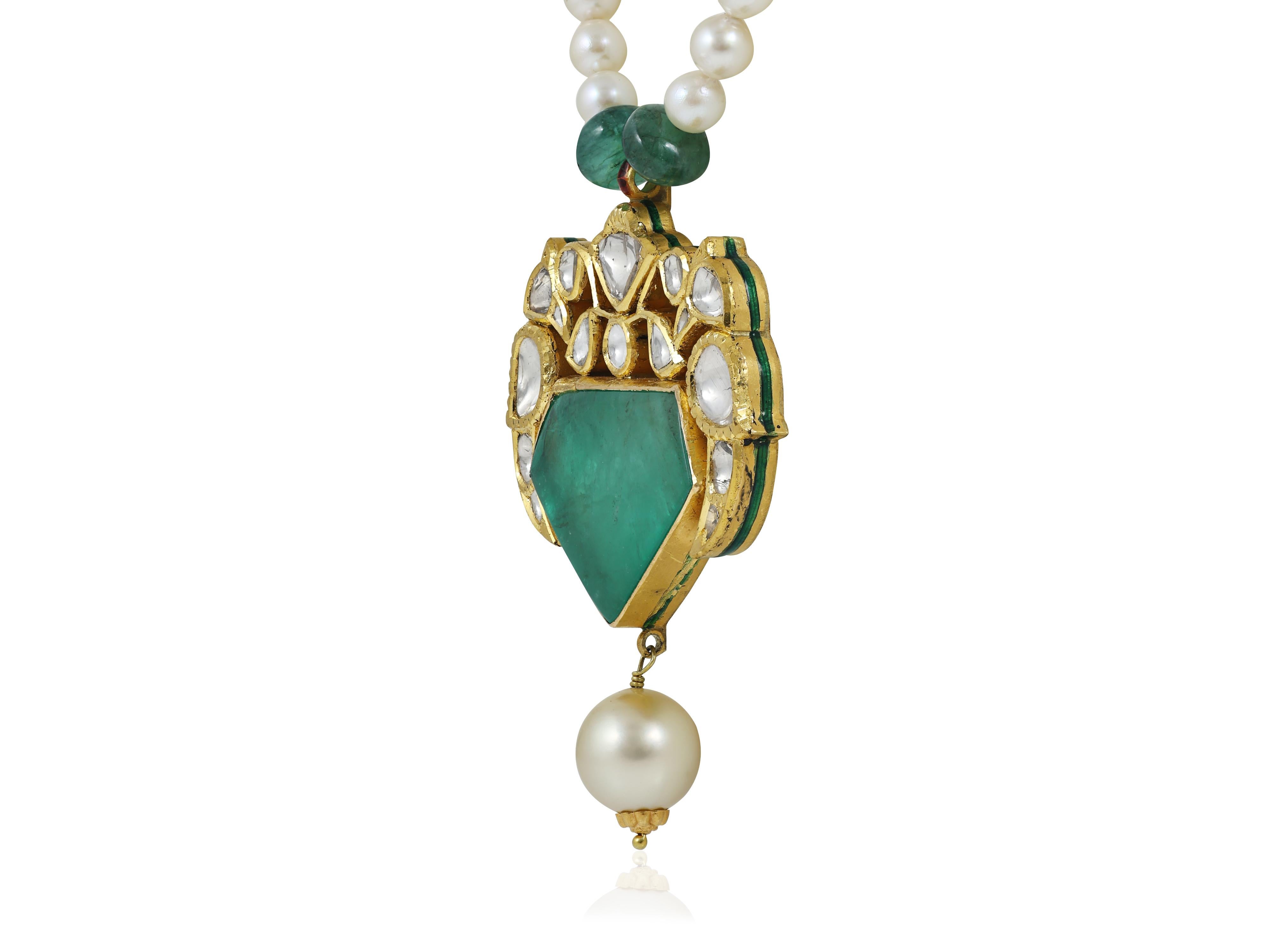 22 Karat Gold, Emerald and Diamond pendant, Indian Maharaja jewellery In New Condition For Sale In Bangkok,, TH
