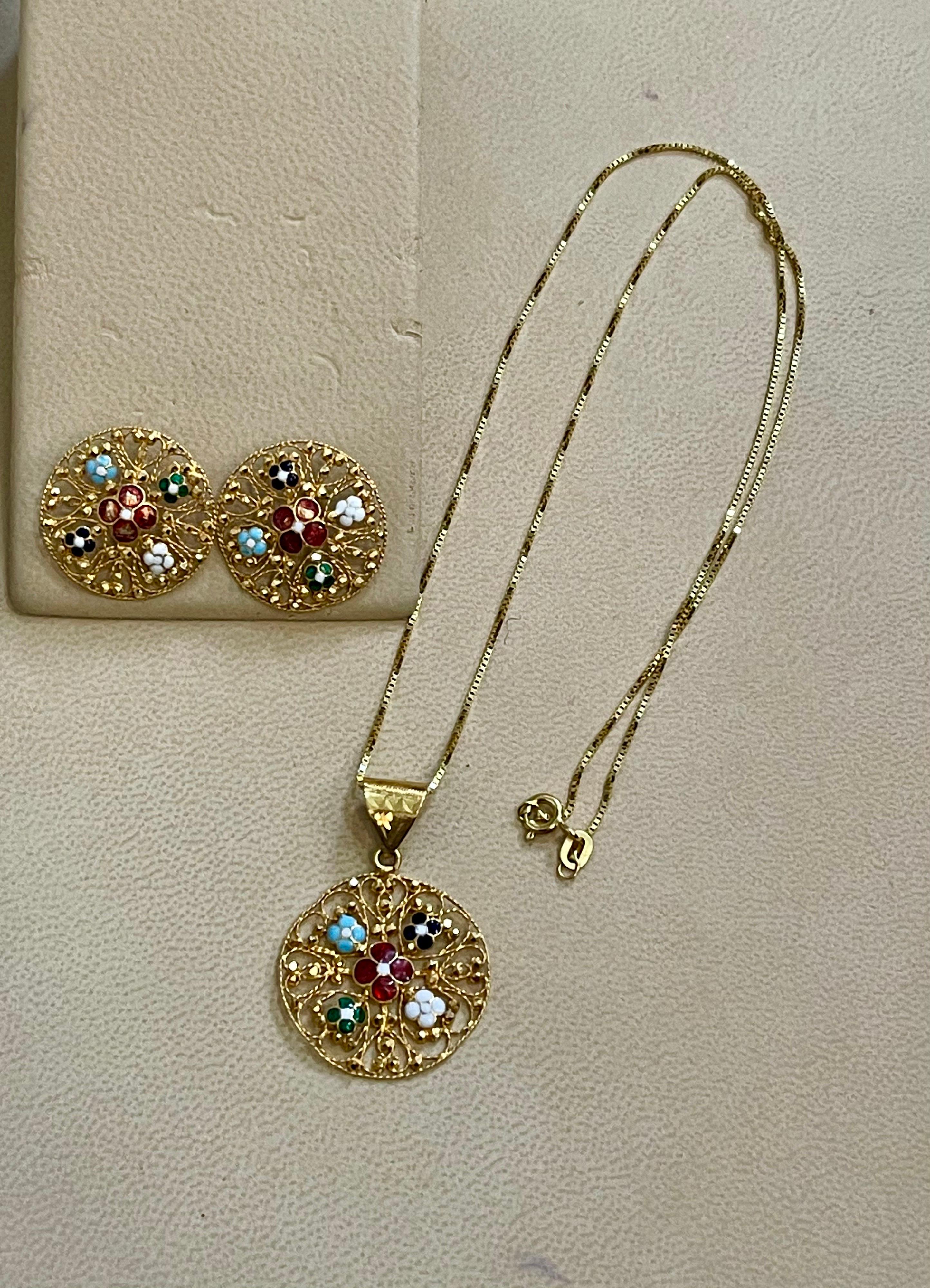 22 Karat Gold Enamel Yellow Gold Circle Stud Earring and Pendant Set with Chain In Excellent Condition In New York, NY