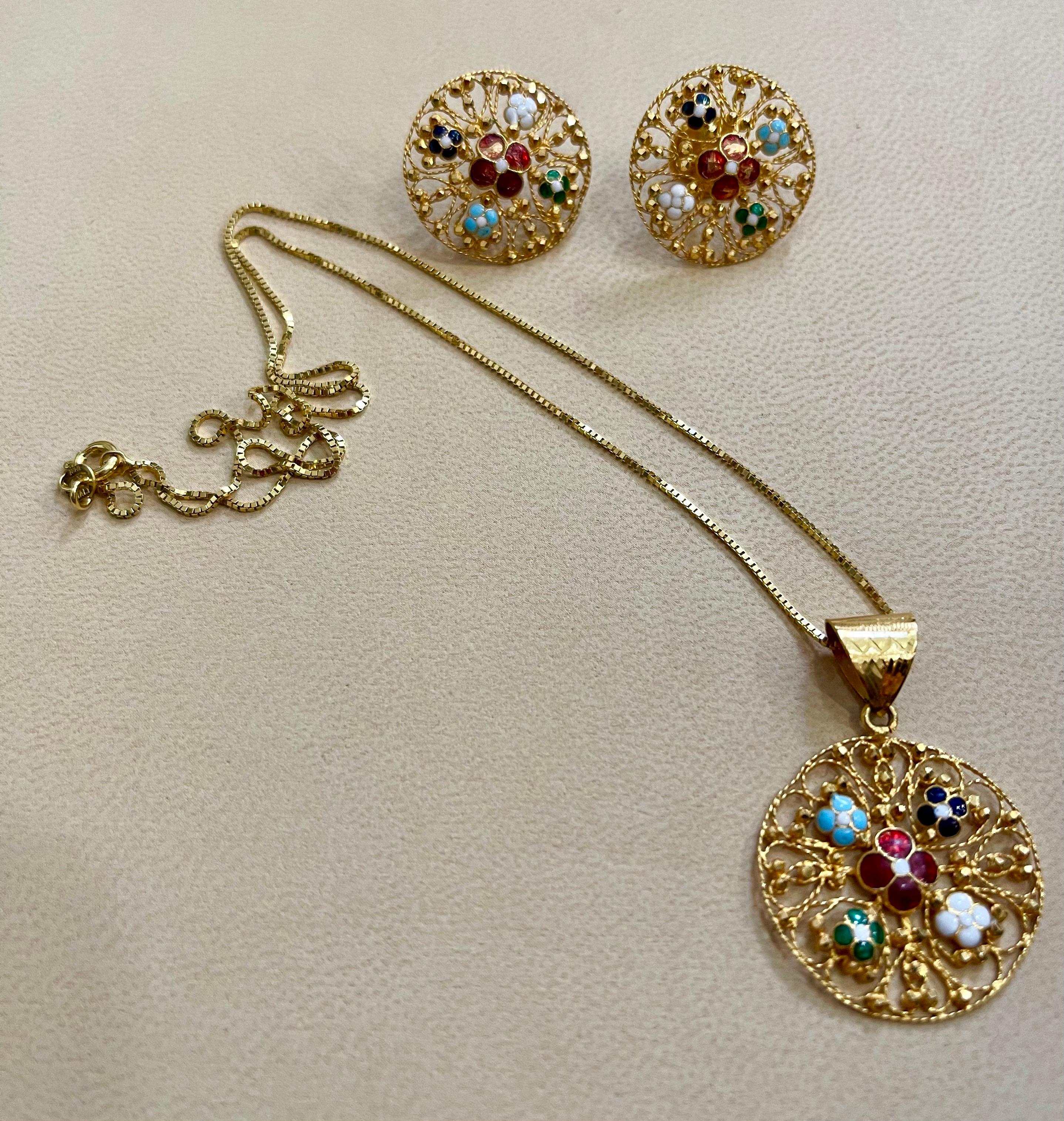22 Karat Gold Enamel Yellow Gold Circle Stud Earring and Pendant Set with Chain 2