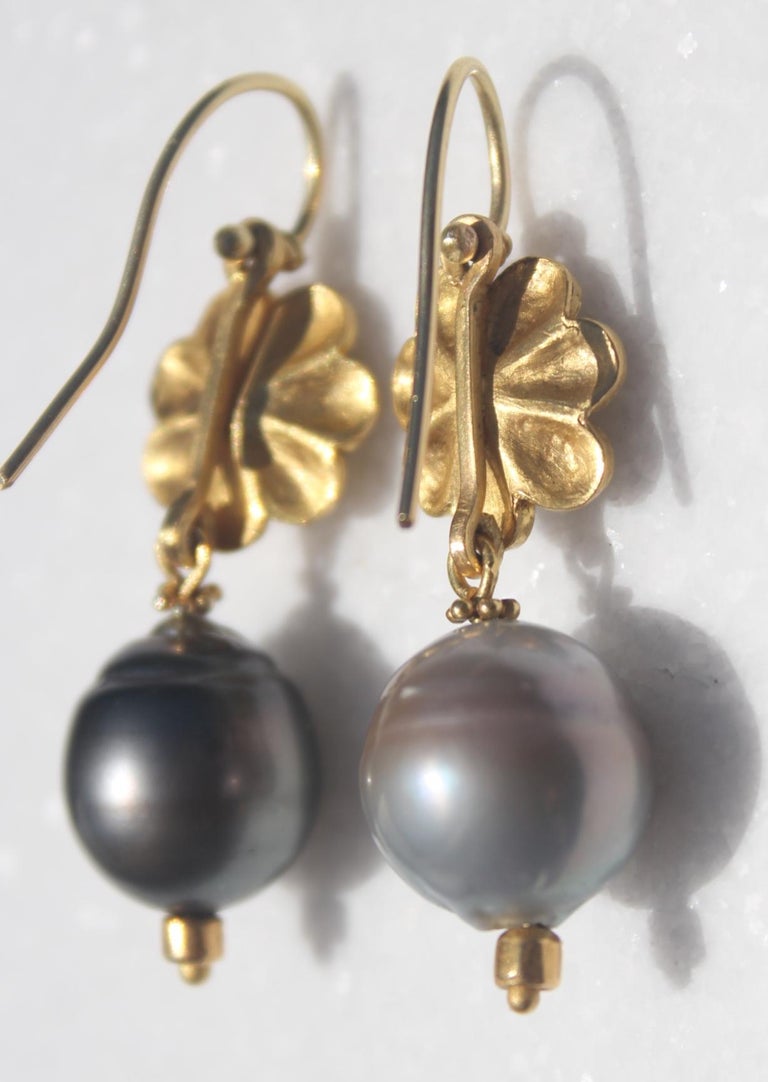 Round Cut 22 Karat Gold Gray Tahitian Pearls Diamond Contemporary Drop Dangle Earrings For Sale