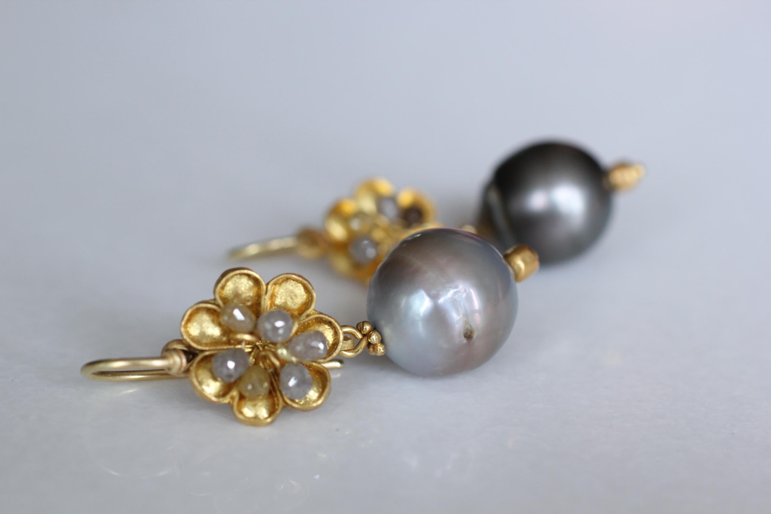 22 Karat Gold Gray Tahitian Pearls Diamond Contemporary Drop Dangle Earrings In New Condition For Sale In New York, NY