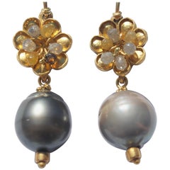 Boucles d'oreilles pendantes contemporaines en or 22 carats avec perles de Tahiti grises et diamants