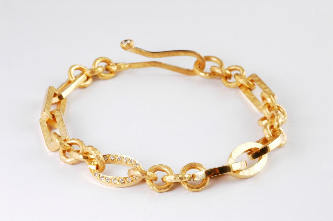 Taille vieille mine Bracelet à maillons martelés en or 22 carats avec diamants taille ancienne sertis en platine 0,72 carat en vente