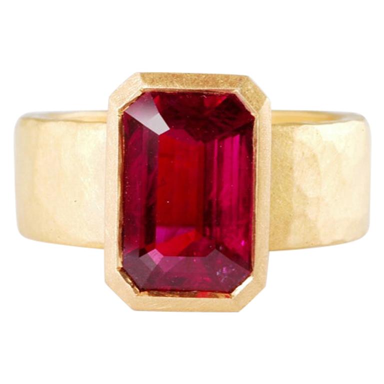 22 Karat Gold Hammered Ring Set with Step Cut Ruby 4.17 Carat For Sale