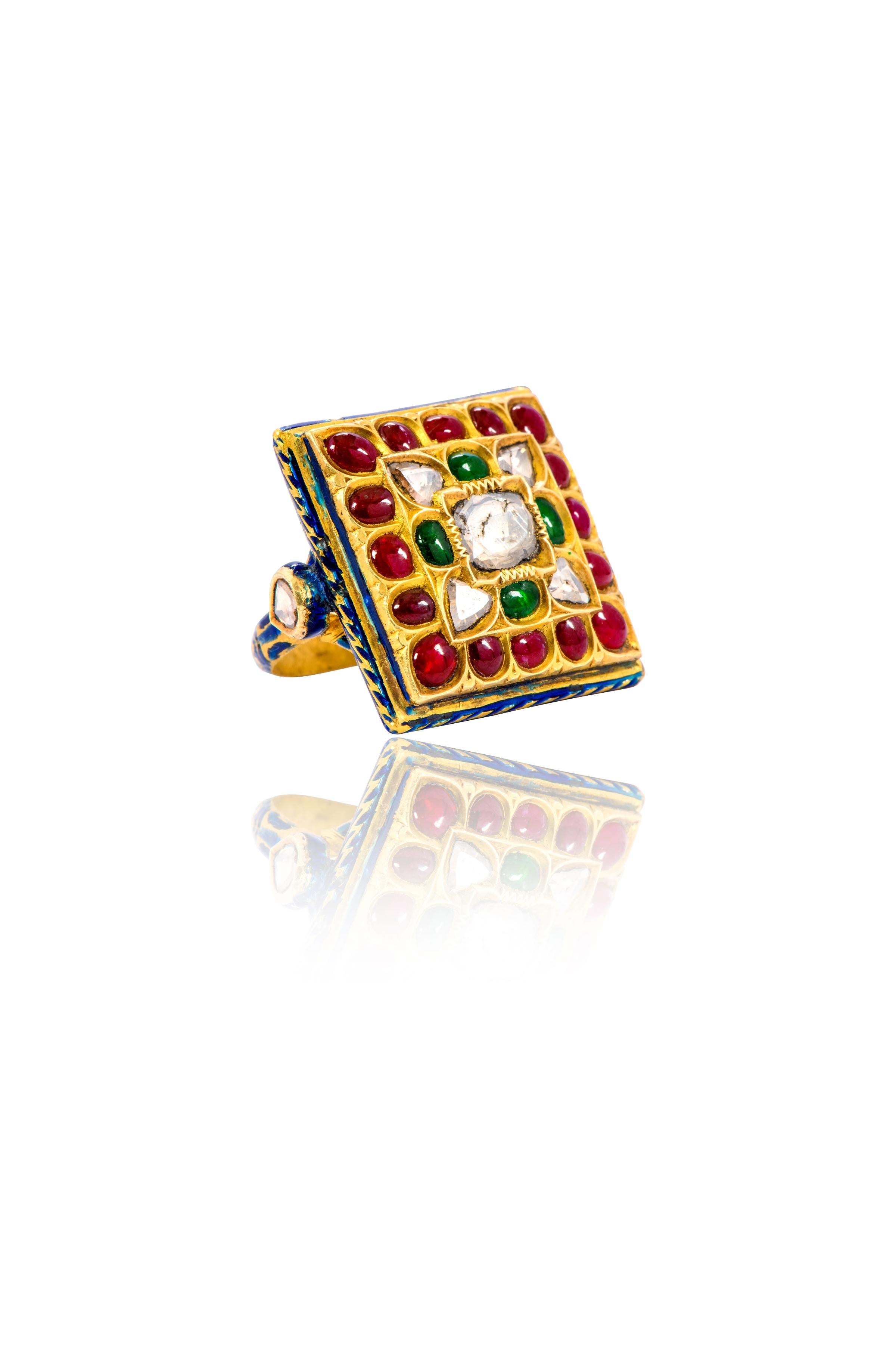 22 Karat Gold Handgefertigter Cabochon-Cocktailring mit Smaragd, Rubin und Diamant

Diese sensationelle Mughal-Ära Polki flach geschnittenen Diamanten, Rubin und Smaragd Stein quadratische Form Ring ist unersetzlich. Es ist nicht einfach, die