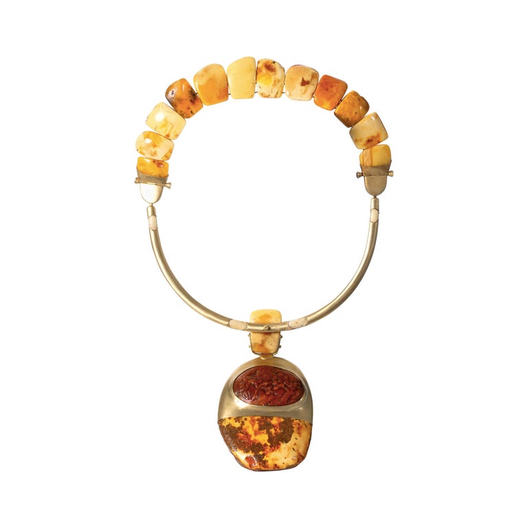 22 Karat Gold, Latvian White Amber and Baltic Amber Pendant Necklace For Sale at 1stDibs
