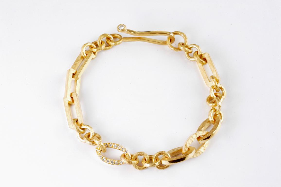 Armband aus 22 Karat Gold, gemischtes Gliederarmband mit Diamanten im Brillantschliff  (Rundschliff) im Angebot