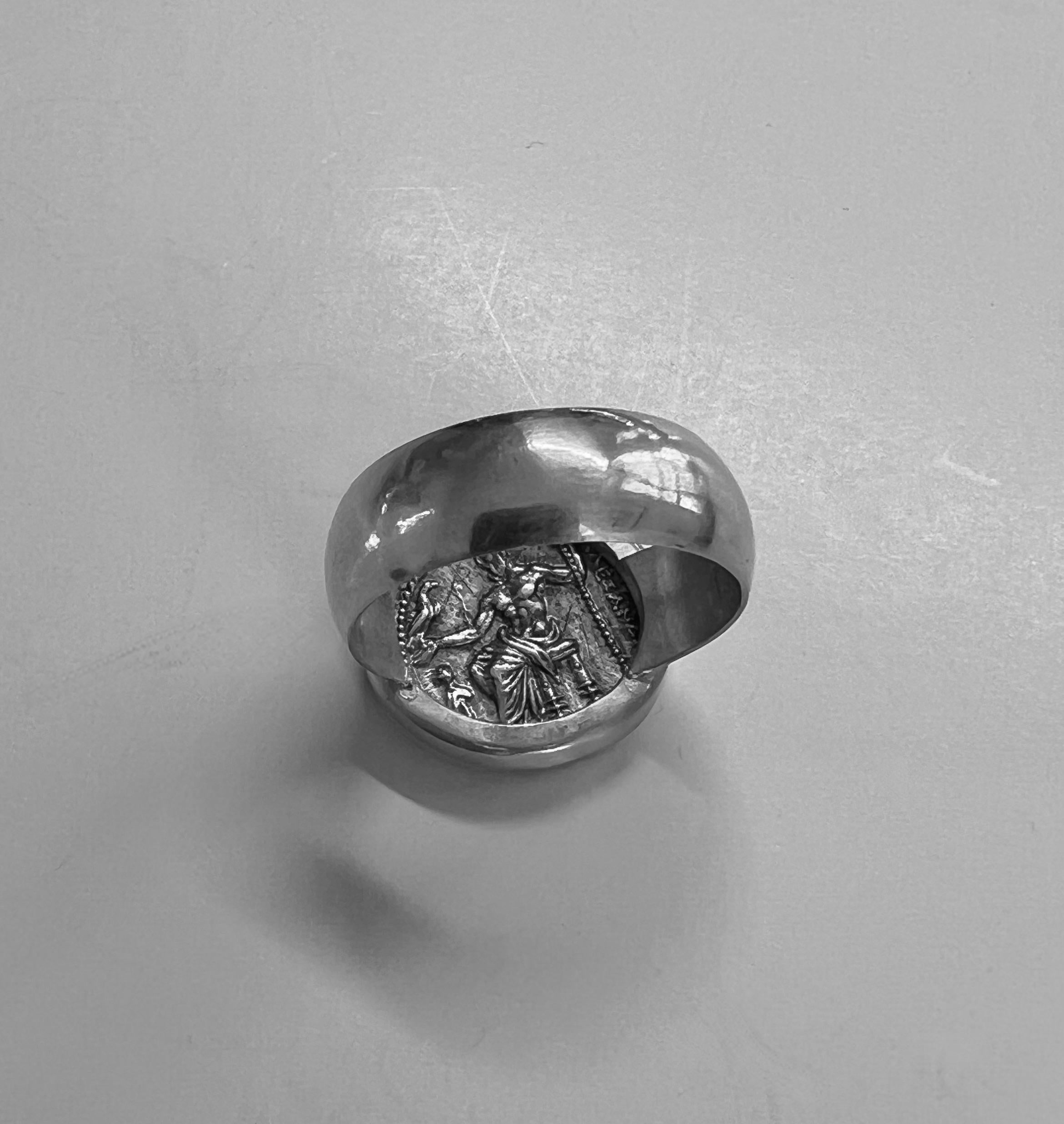 22 Karat Ring mit echter antiker Silberdrachme von Alexander dem Großen von Mazedonien
Die Alexander-Münze zeigt Herakles (oder Herkules, wie ihn die Römer nannten) auf der Vorderseite. Auf der Rückseite war der oberste Gott Zeus abgebildet, der