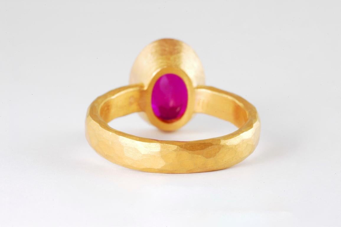 Contemporary 22 Karat Gold Ring with Oval Brilliant Cut Natural Ruby 3.04 Carat GIA Certified For Sale