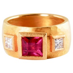 Anillo de diamantes talla princesa de oro de 22 quilates con rubí cuadrado de 1,56 quilates