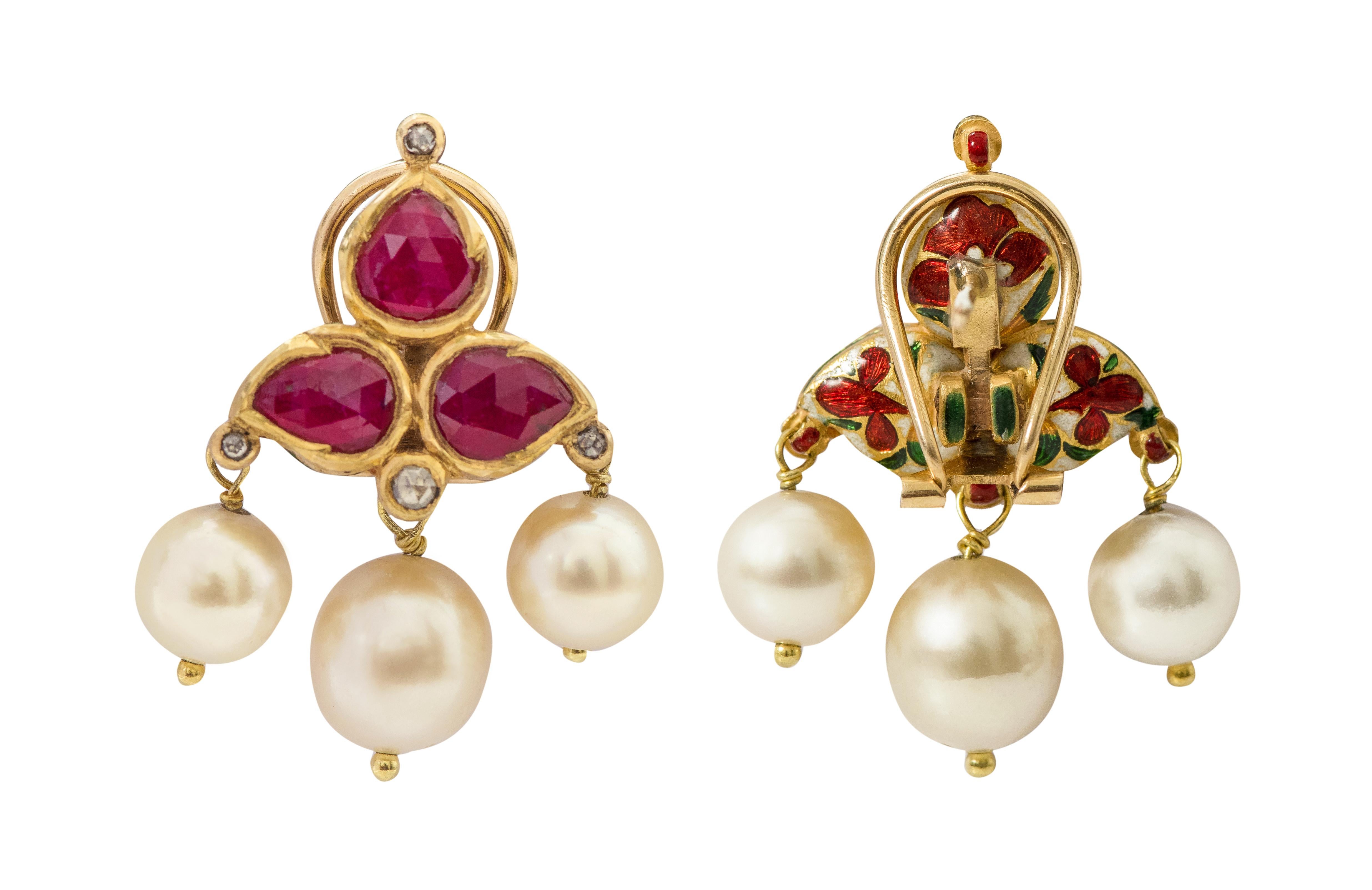 Boucle d'oreille en or jaune 22 carats rubis, diamants et perles avec émail multicolore

Cette élégante boucle d'oreille en rubis rouge sang et perles, fabriquée à la main à l'époque moghole, est impressionnante. La partie supérieure de la boucle