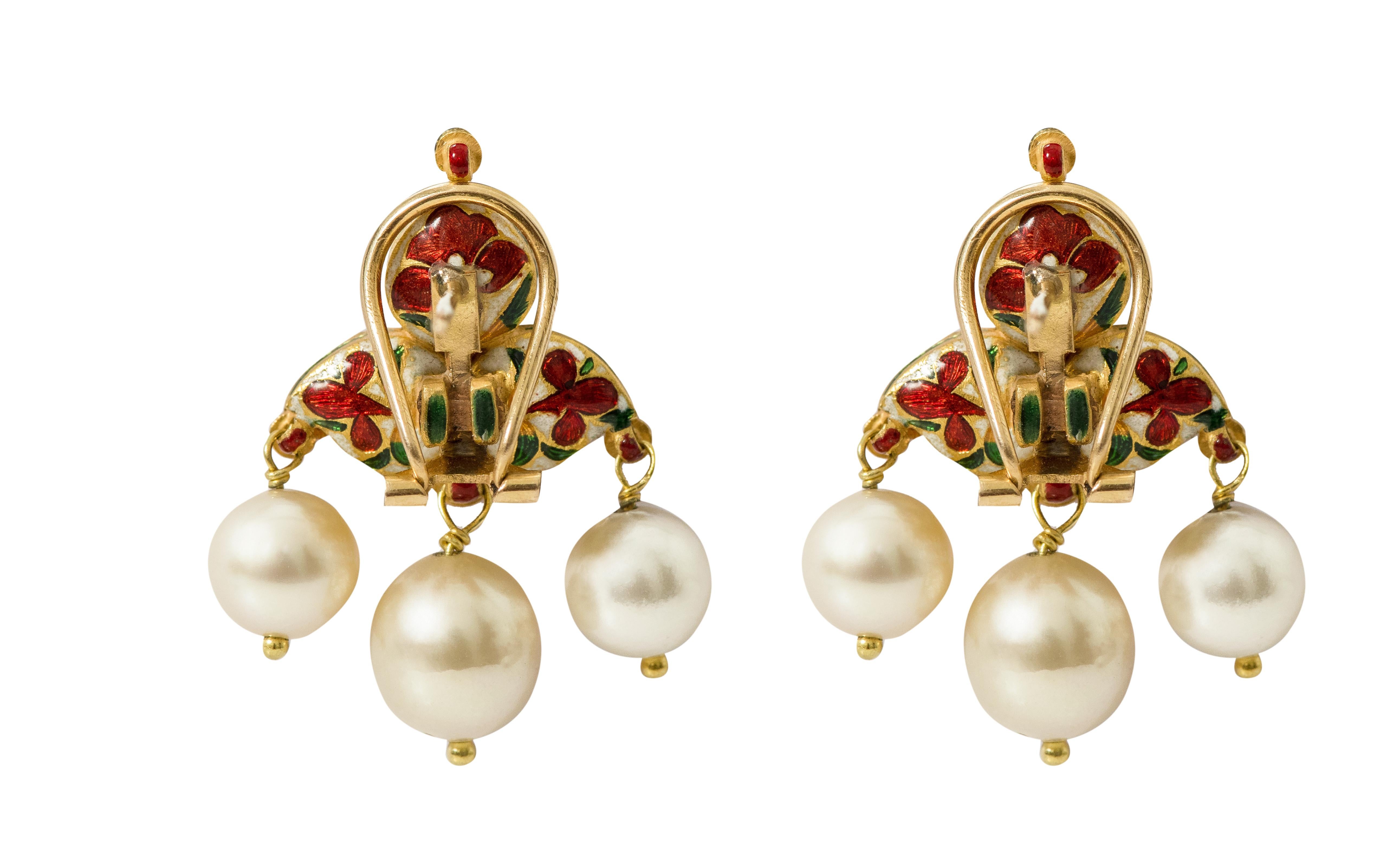 Taille rose Clous d'oreilles en or 22 carats, rubis, diamants et perles, travail artisanal en vente