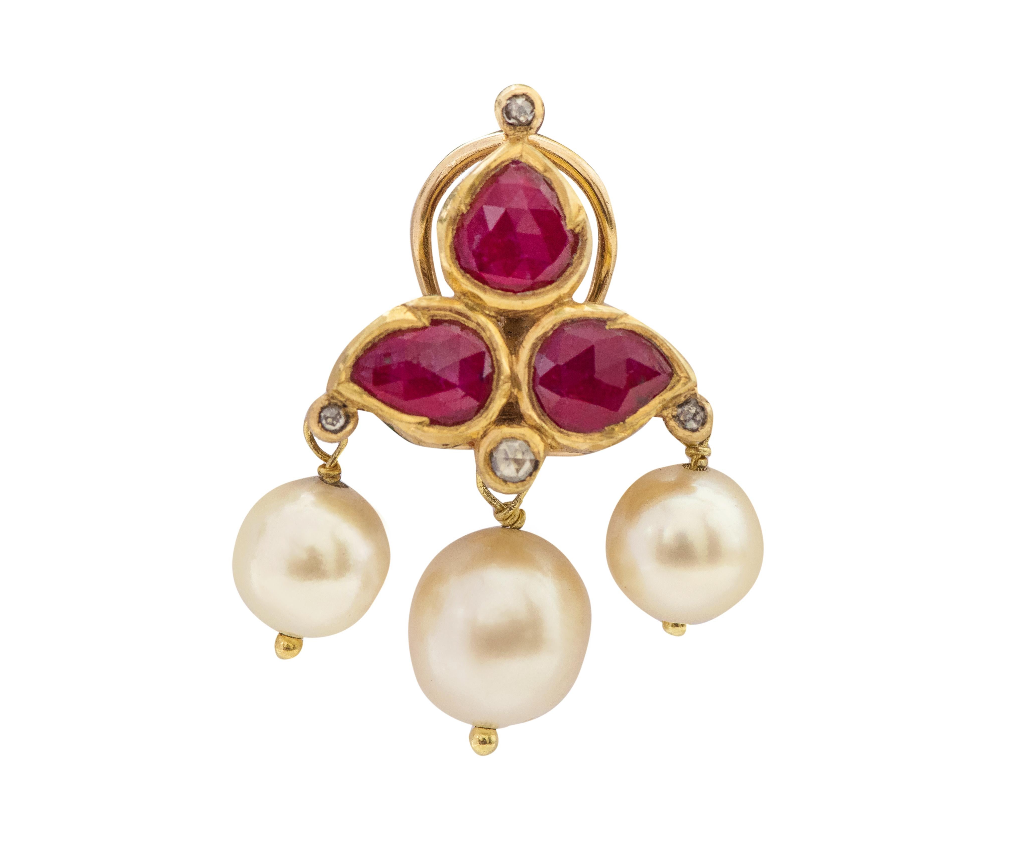 Clous d'oreilles en or 22 carats, rubis, diamants et perles, travail artisanal Pour femmes en vente