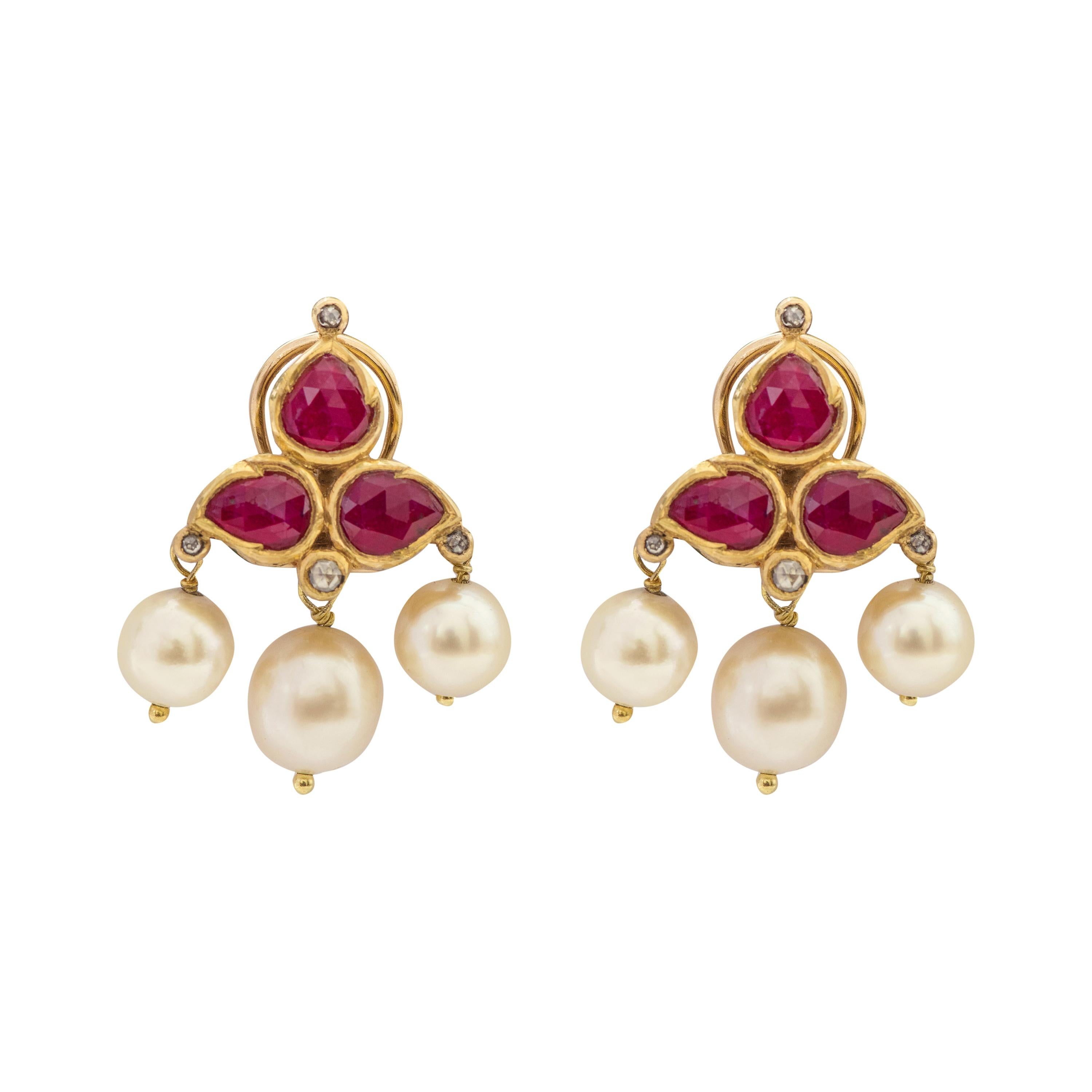 Clous d'oreilles en or 22 carats, rubis, diamants et perles, travail artisanal