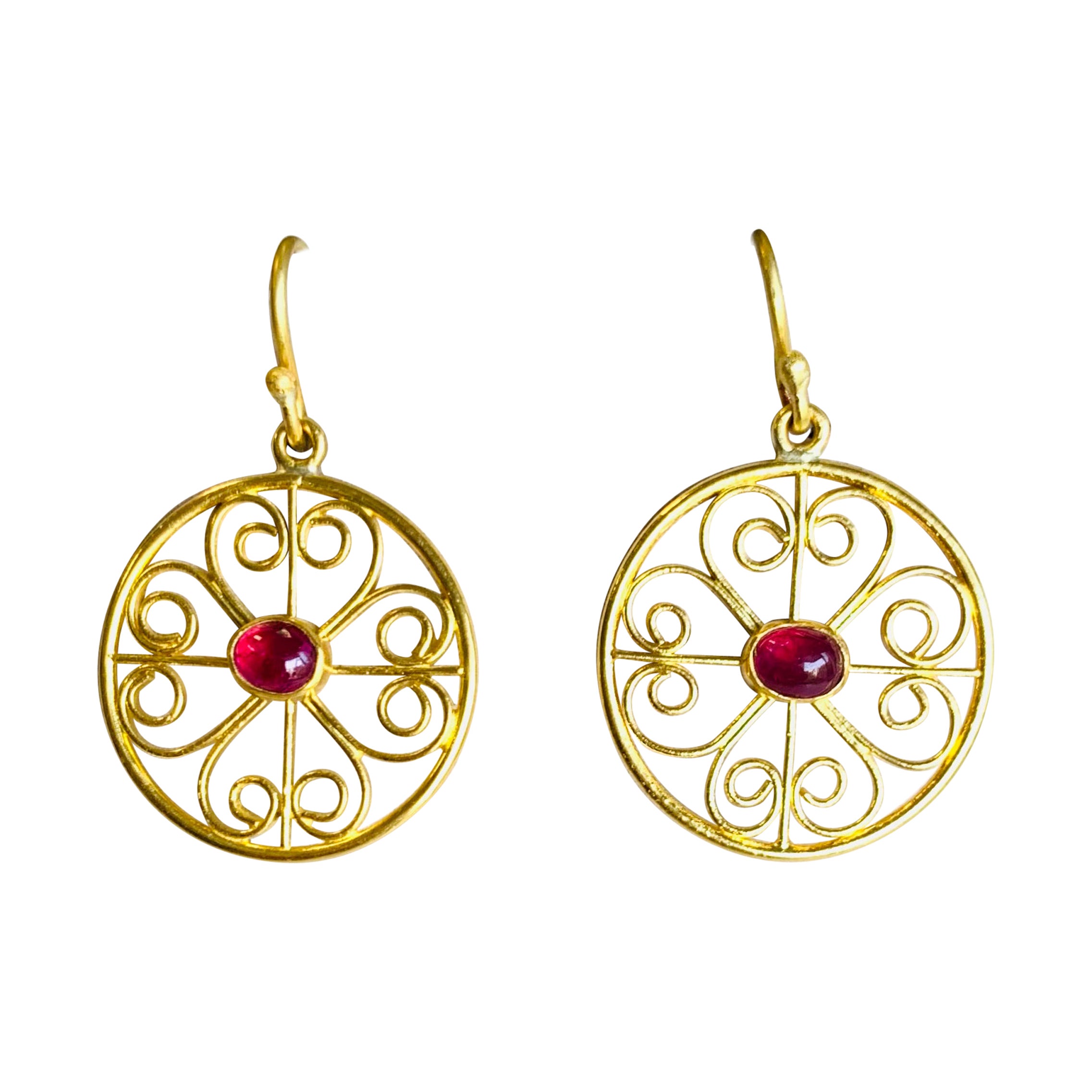 Orecchini in oro 22 carati con rubino in filigrana in vendita