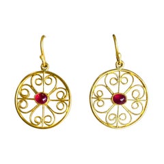 Orecchini in oro 22 carati con rubino in filigrana