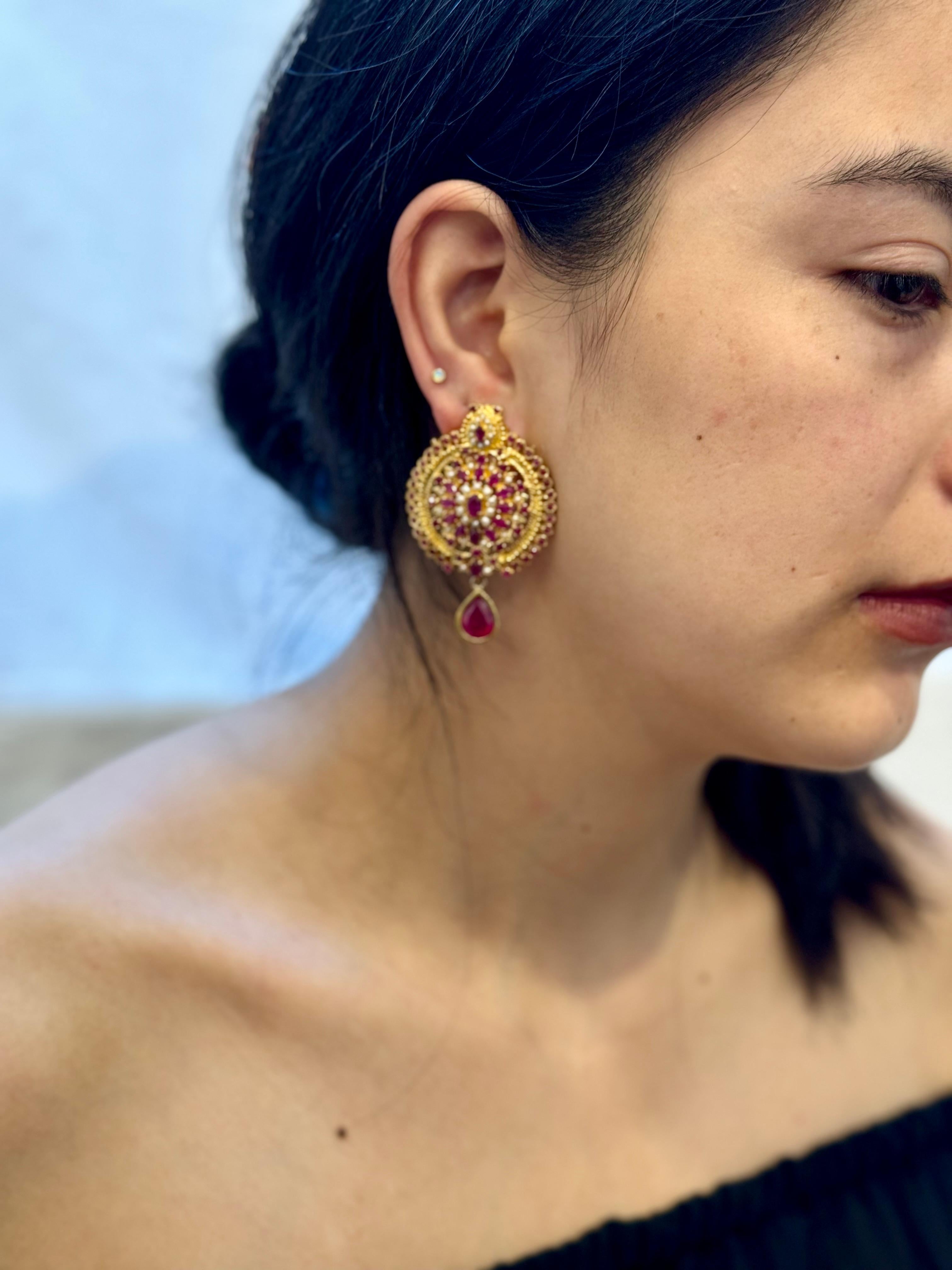 Boucle d'oreille circulaire en or jaune 22 carats, rubis et perles naturelles, rubis suspendu en vente 10