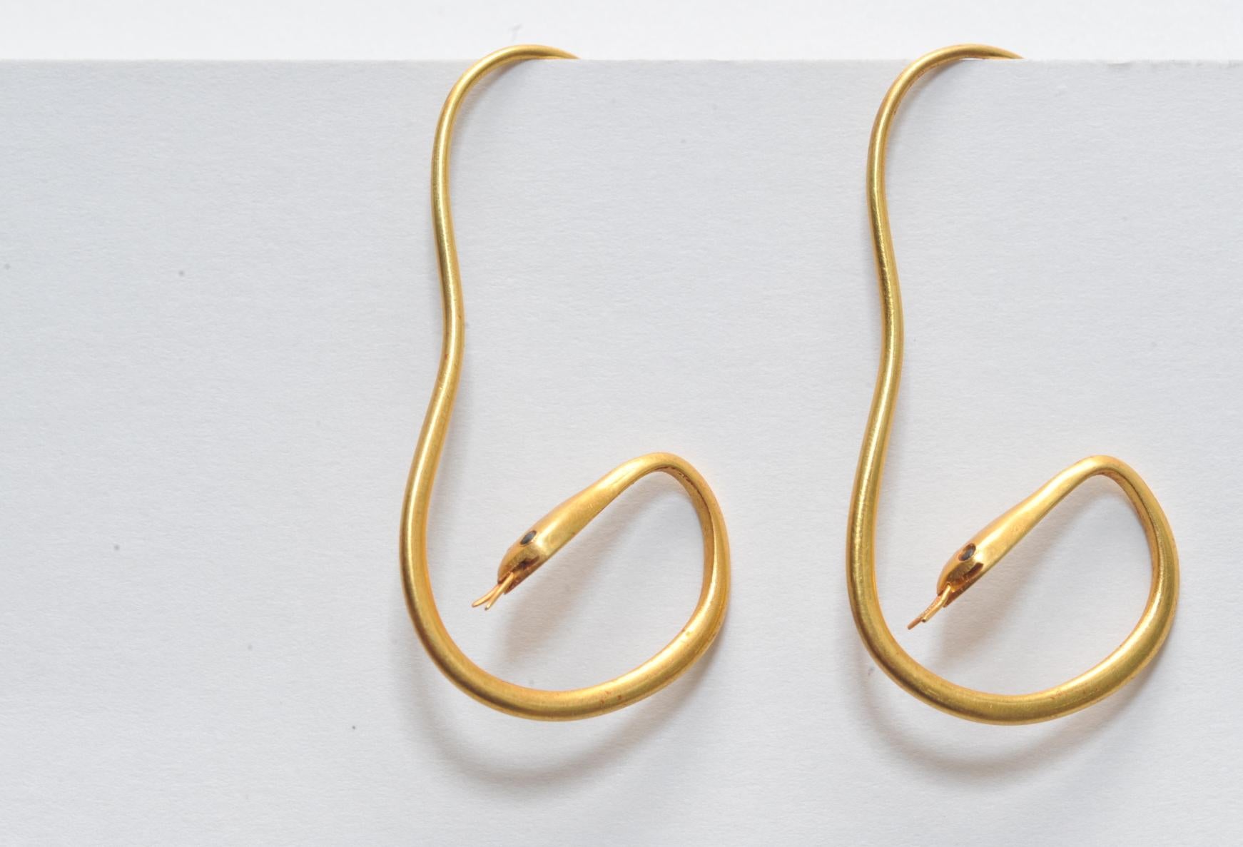 22 Karat Gold Snake Earrings with Sapphire Eyes In Excellent Condition In Nantucket, MA