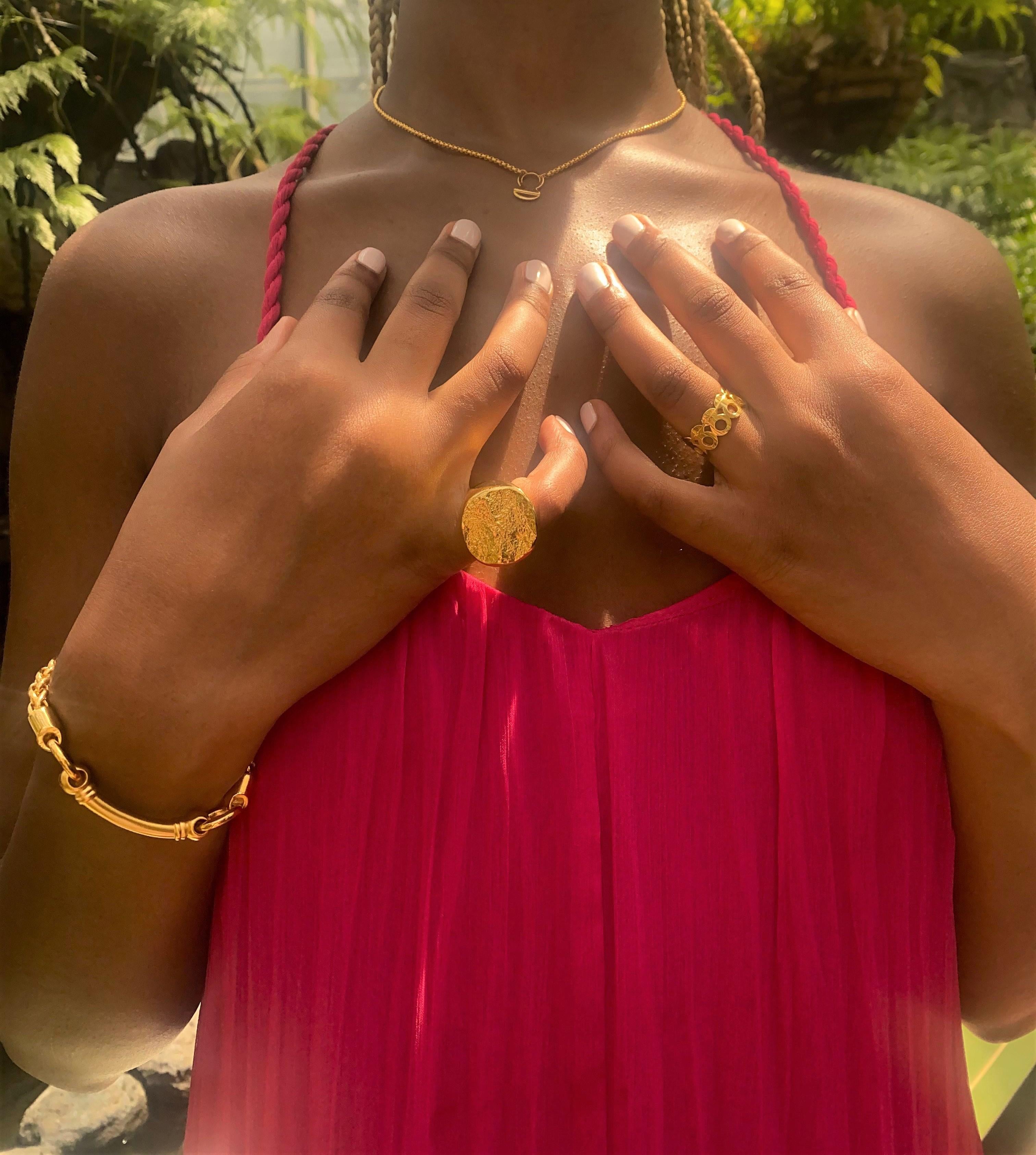 Para la realeza de todos los días, esta magnífica Banda Corona Creciente en Vermeil de Oro de 22 Kilates está diseñada para la amante de la joyería moderna que aprecia las piezas atemporales con un toque sofisticado.  

Talla 9- La talla del anillo