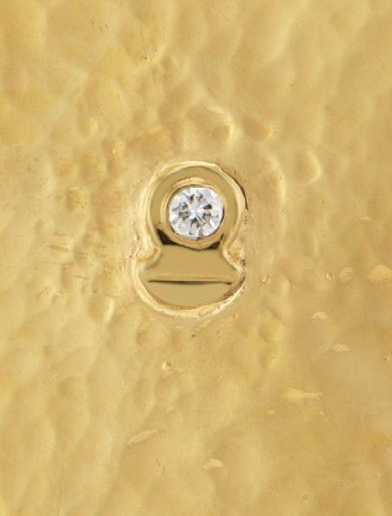 Taille brillant Médaillon en or 22 carats Vermeil Diamond Hammered Crescent par Chee Lee New York