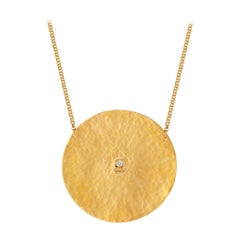 Medallón Medialuna Martillado con Diamantes en Vermeil de Oro de 22 Kilates by Chee Lee New York