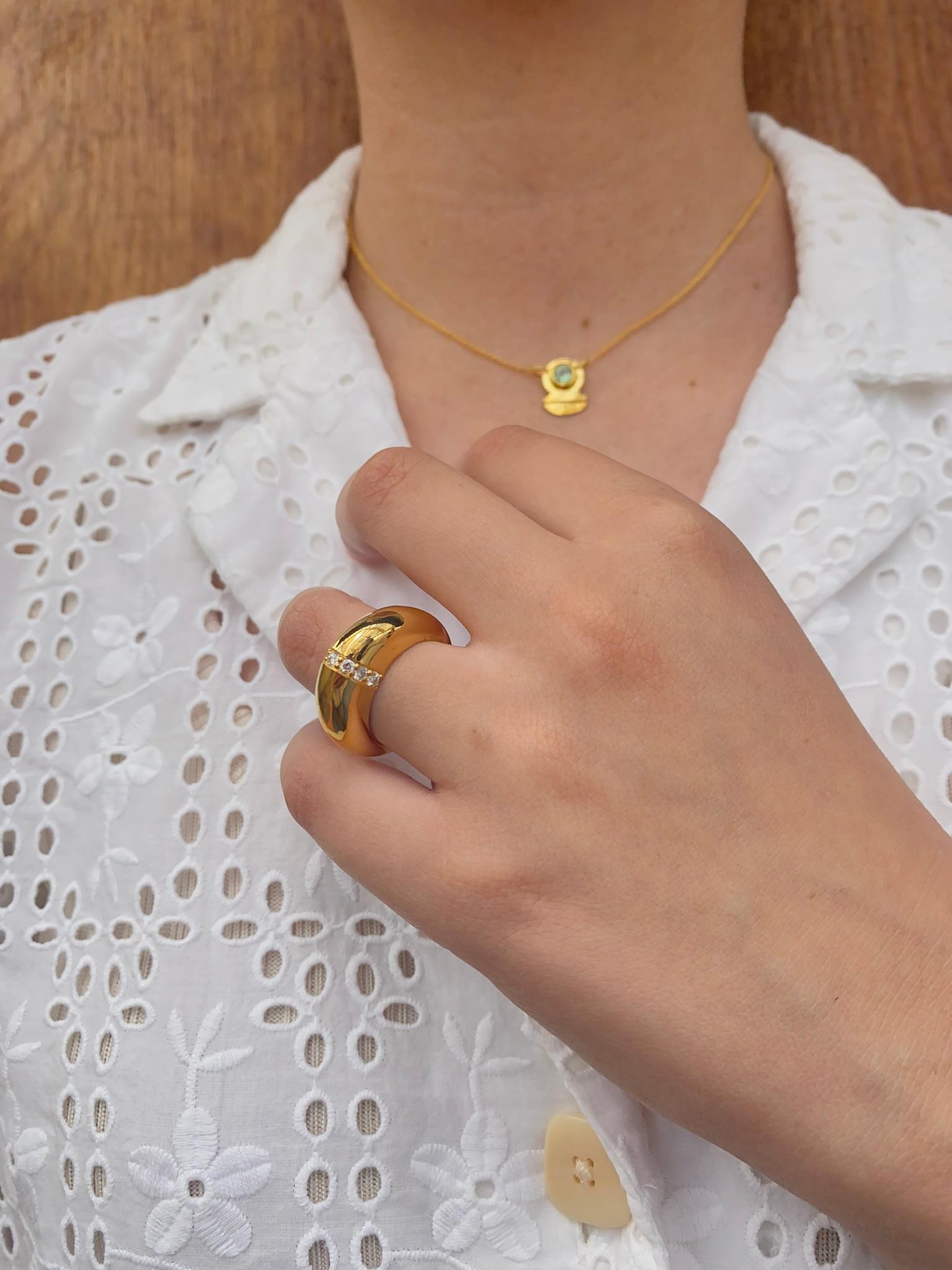 Chee Lee New York Bague dôme en forme d'œuf en or vermeil 22 carats avec rangée de diamants Unisexe en vente