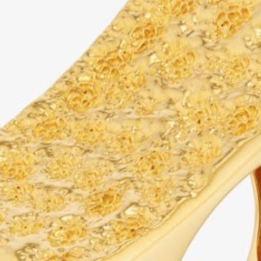 Bague en or vermeil 22 carats avec appui-tête gaufré Neuf - En vente à New York, NY