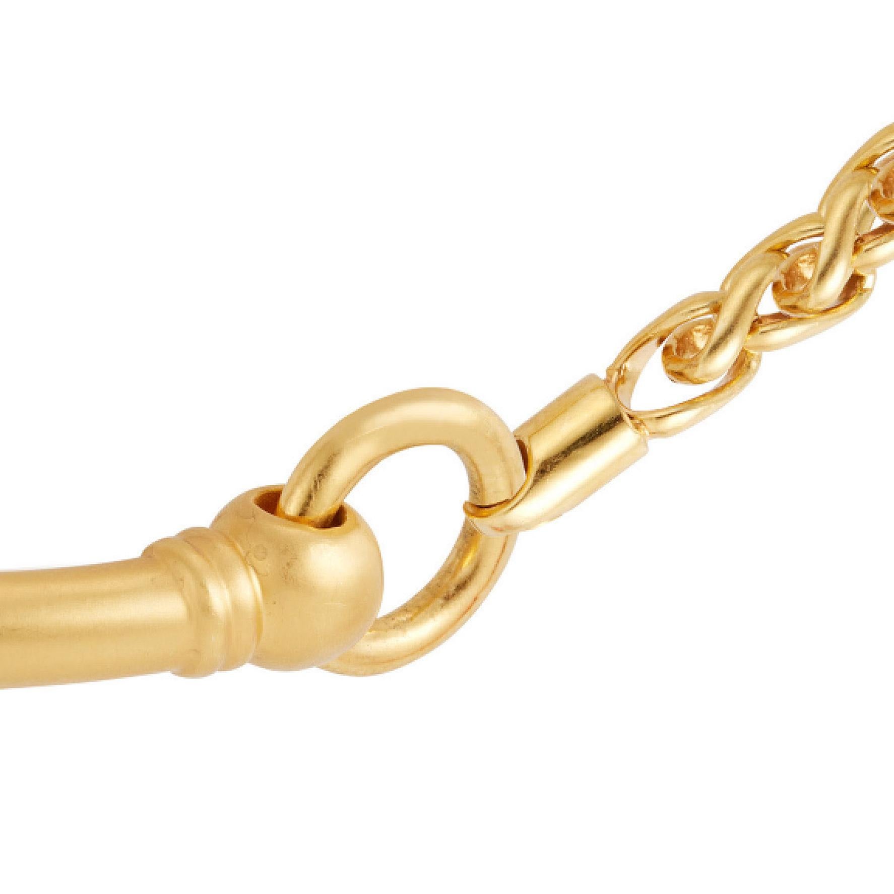 This choker is a stunning and regal piece that has the staple Senelagos bar with a satin finish and is surrounded by a Russian wheat chain, finished with a unique Chee Lee toggle closure. A must-have piece, in 22 Karat gold vermeil.

All items are