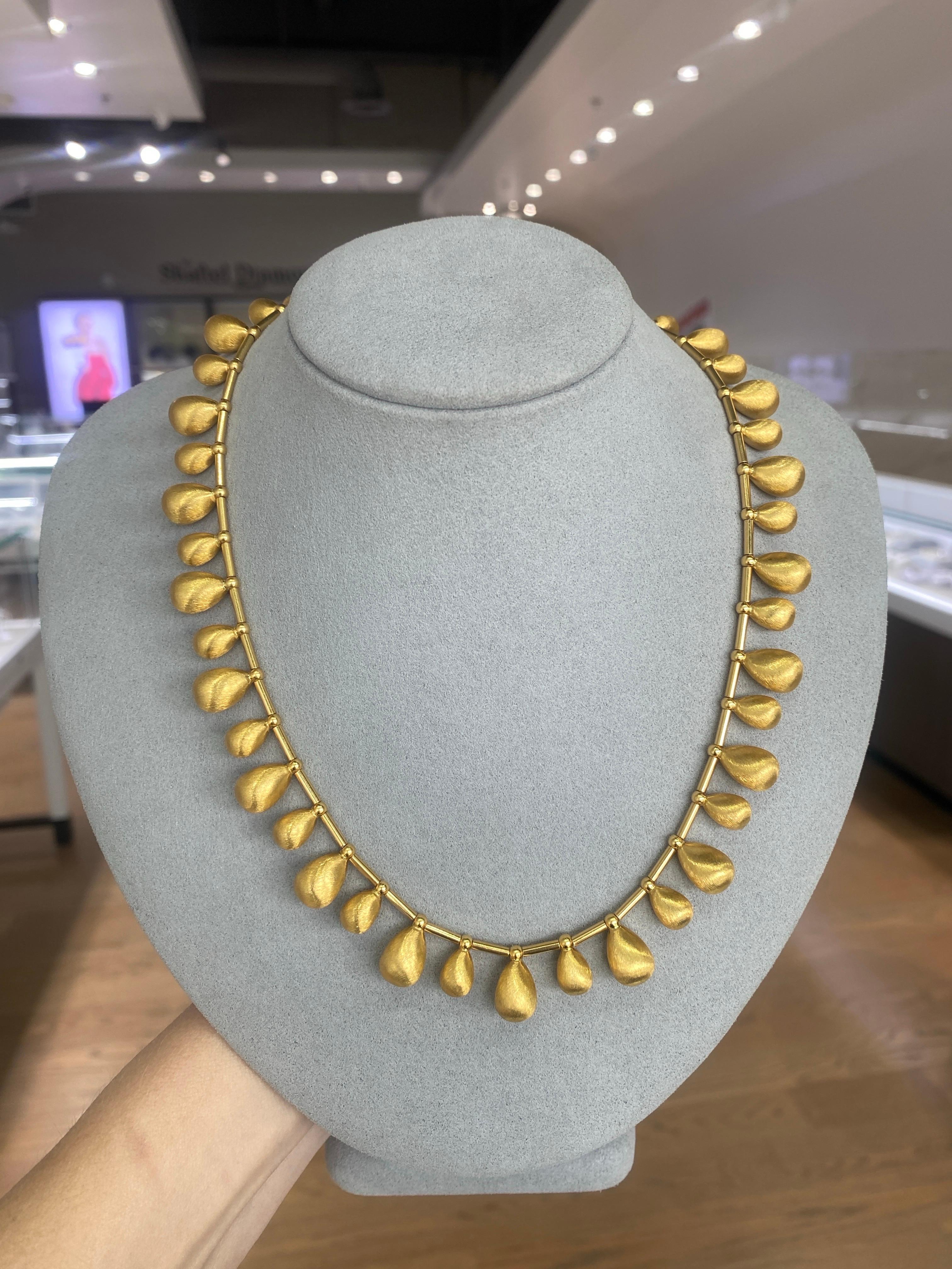Collana Dangle con texture in oro giallo italiano 22 carati in vendita 6