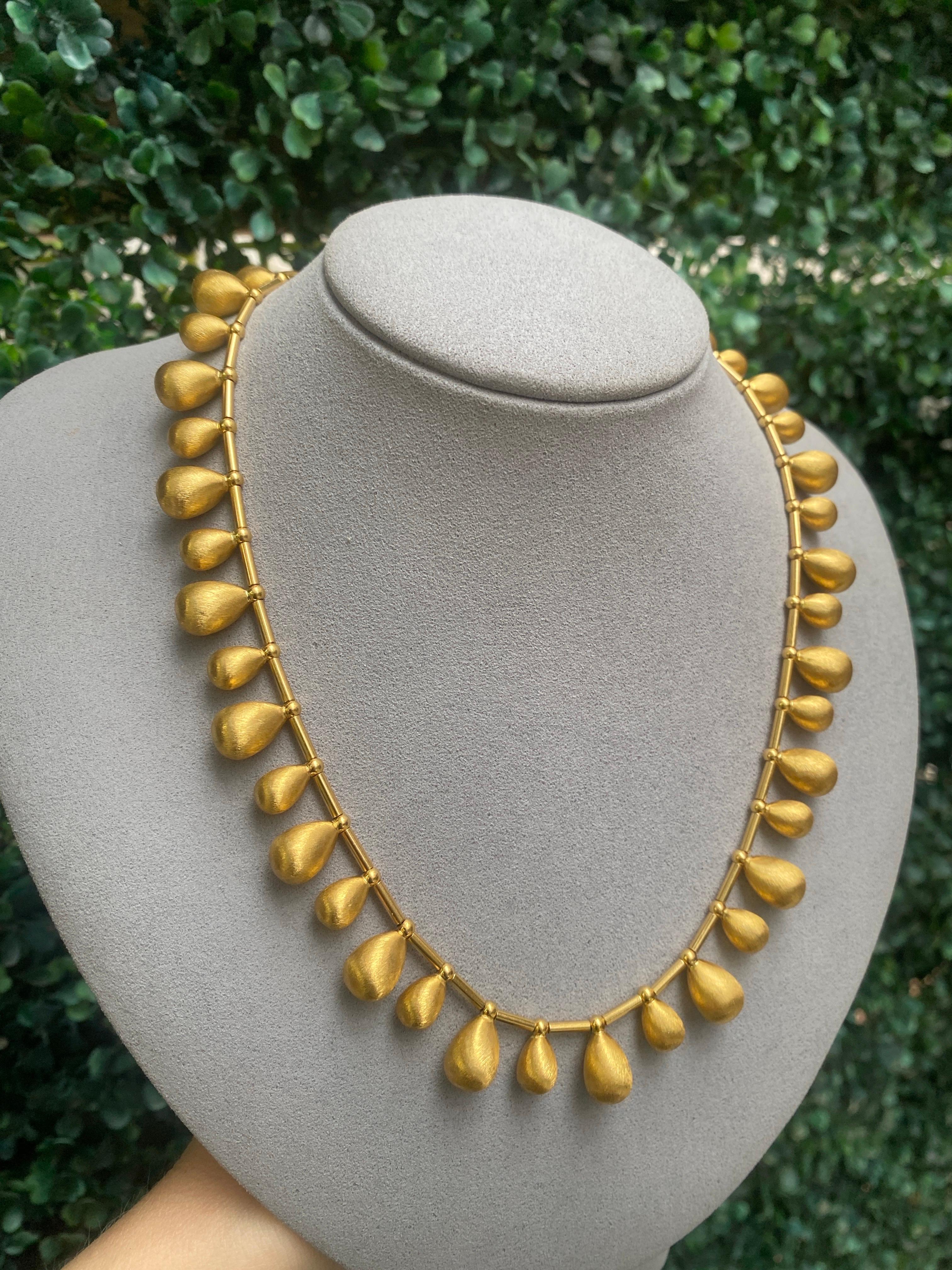 Collana Dangle con texture in oro giallo italiano 22 carati in vendita 8
