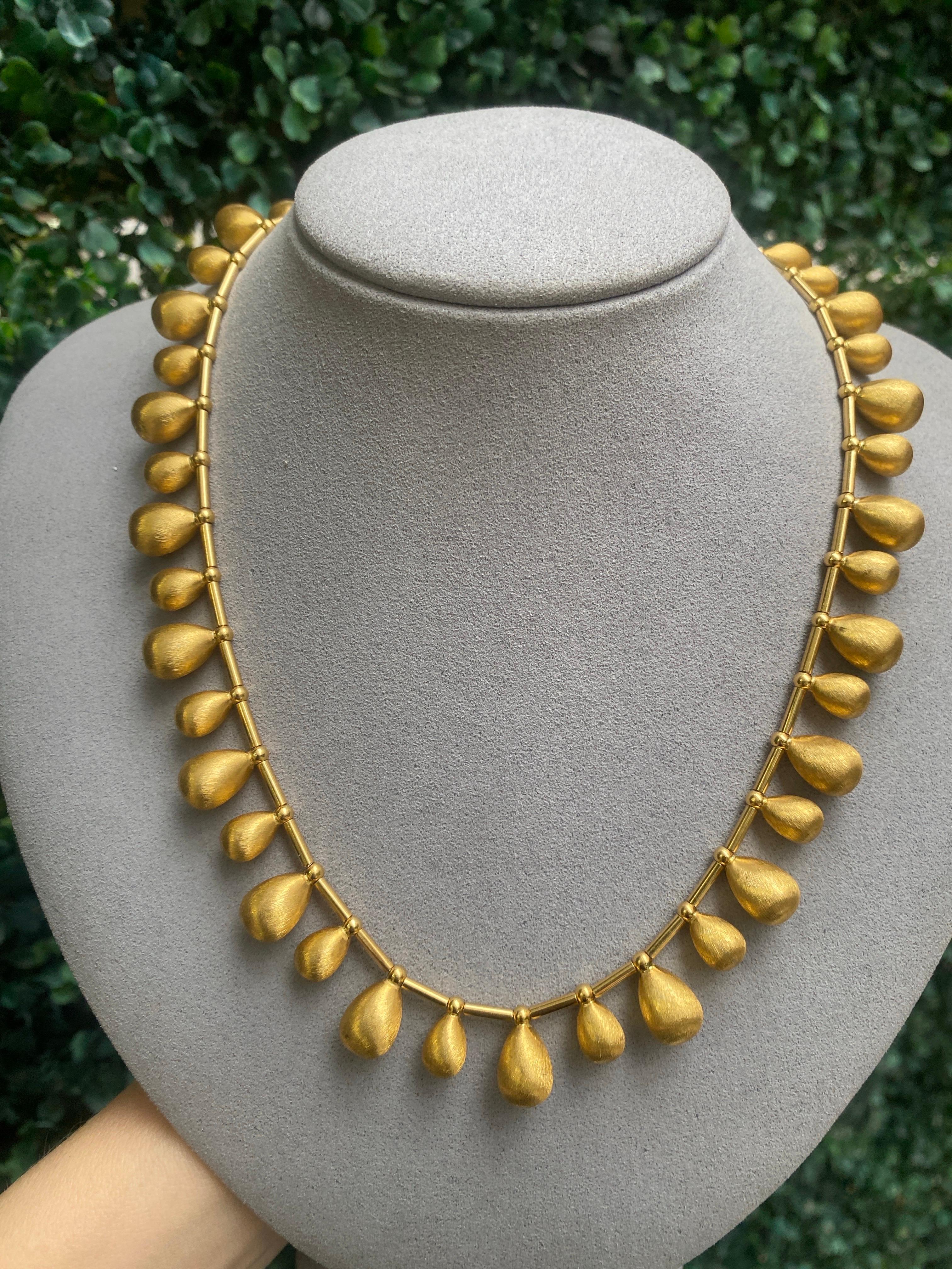 Collana Dangle con texture in oro giallo italiano 22 carati in vendita 9