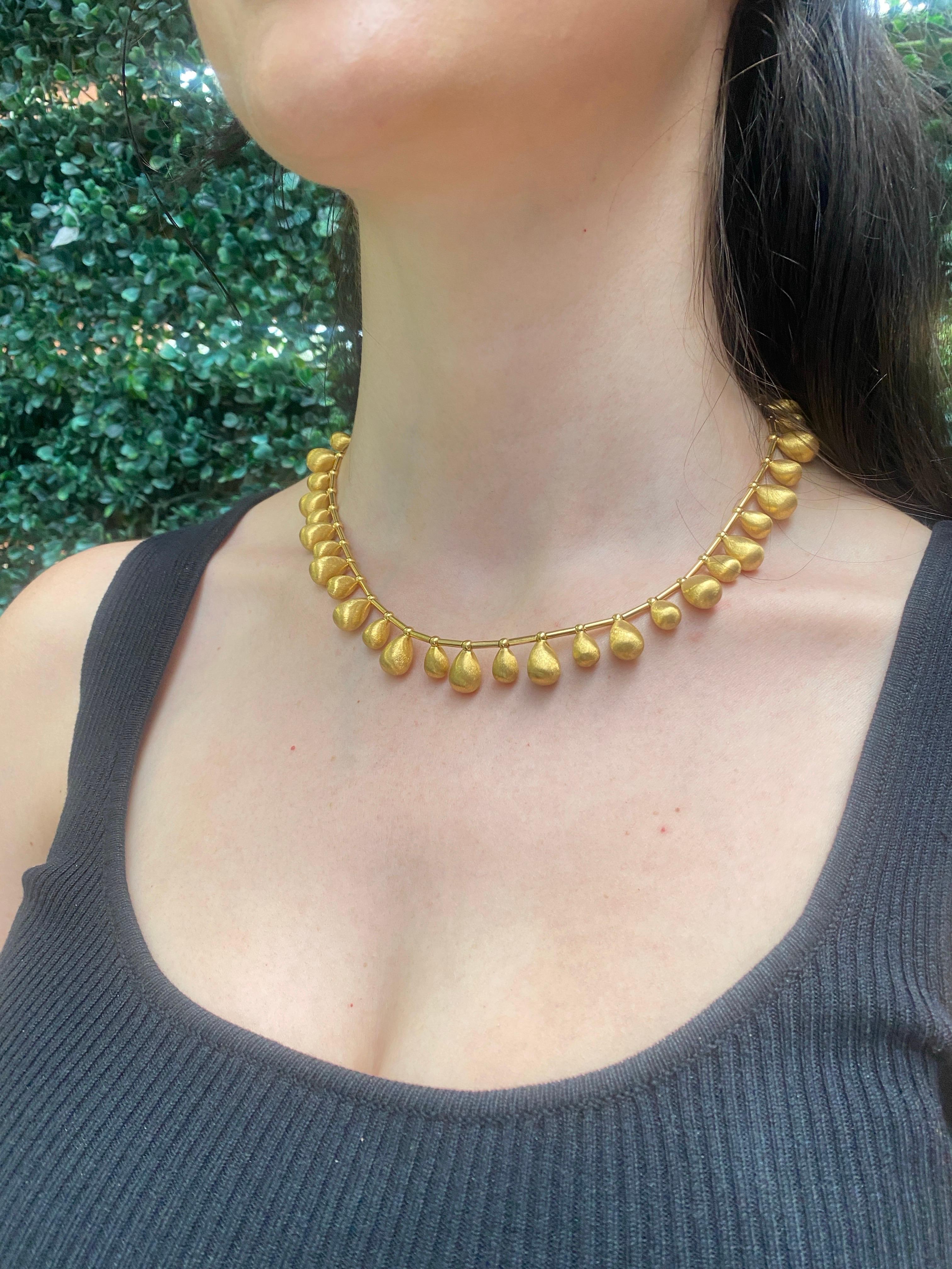 Collana Dangle con texture in oro giallo italiano 22 carati in vendita 10