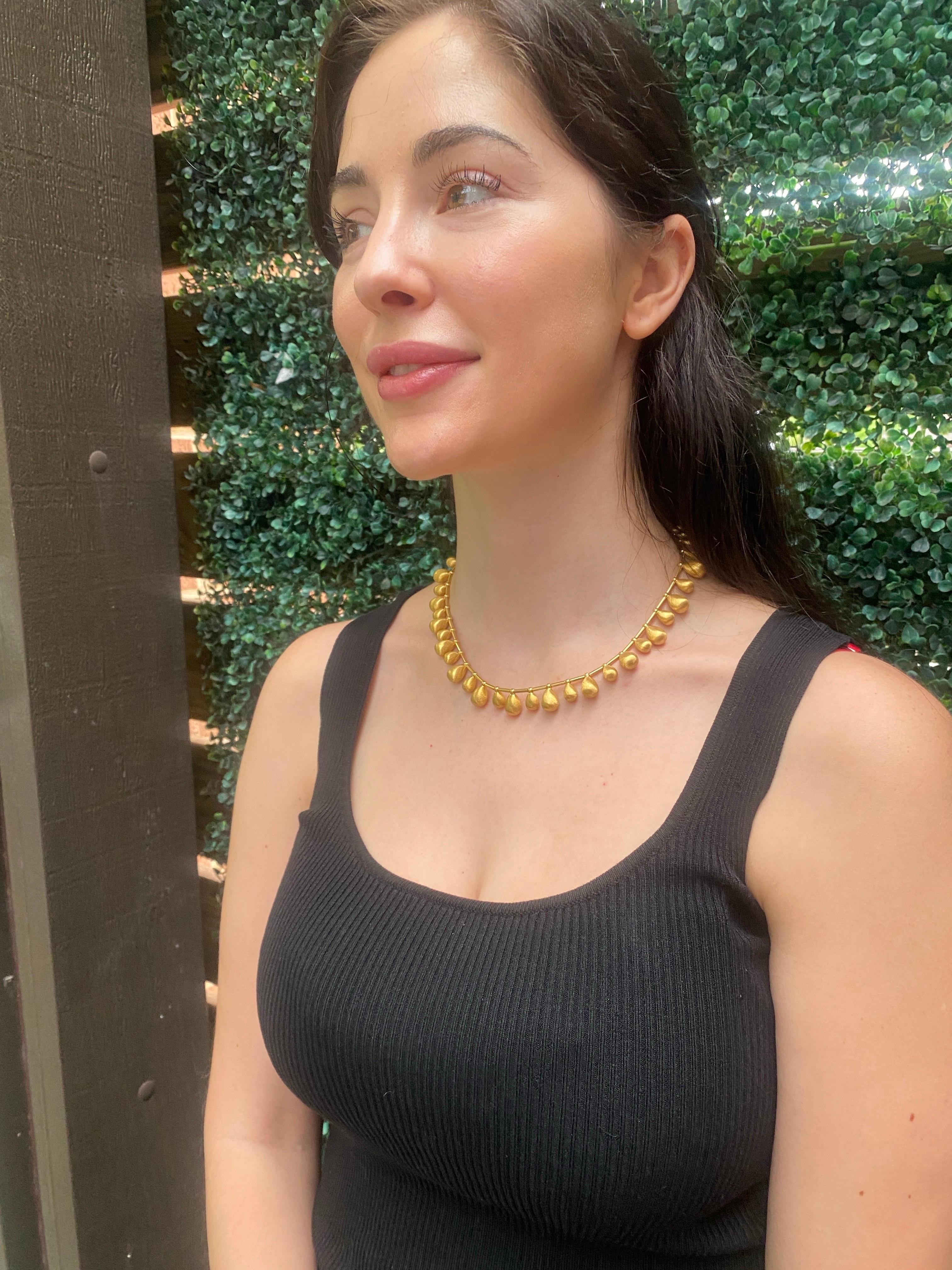 Collana Dangle con texture in oro giallo italiano 22 carati in vendita 11