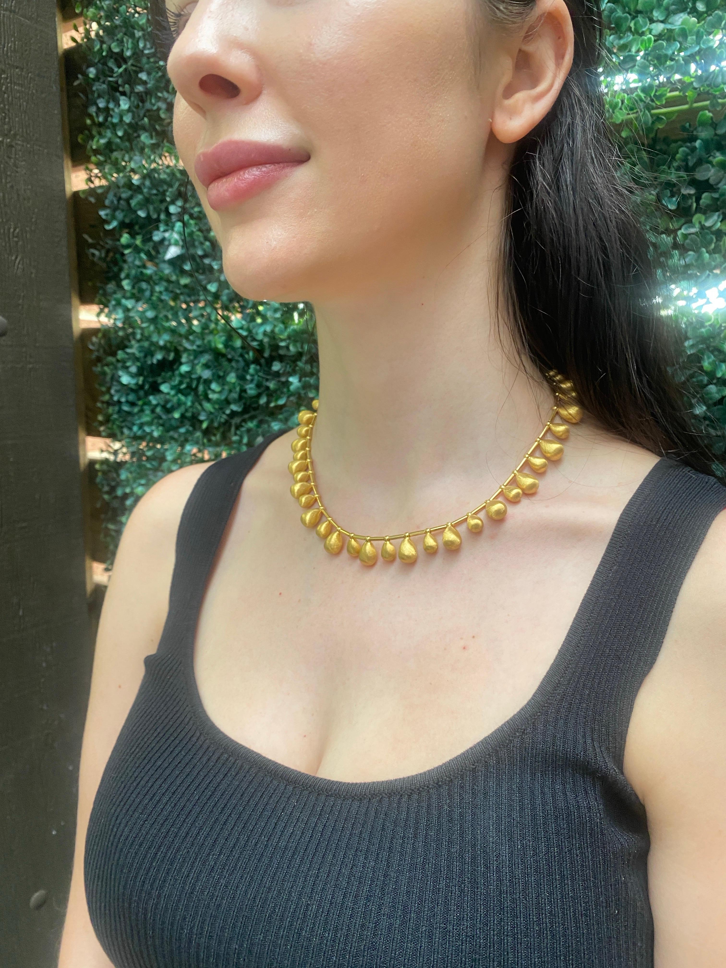 Collana Dangle con texture in oro giallo italiano 22 carati in vendita 12