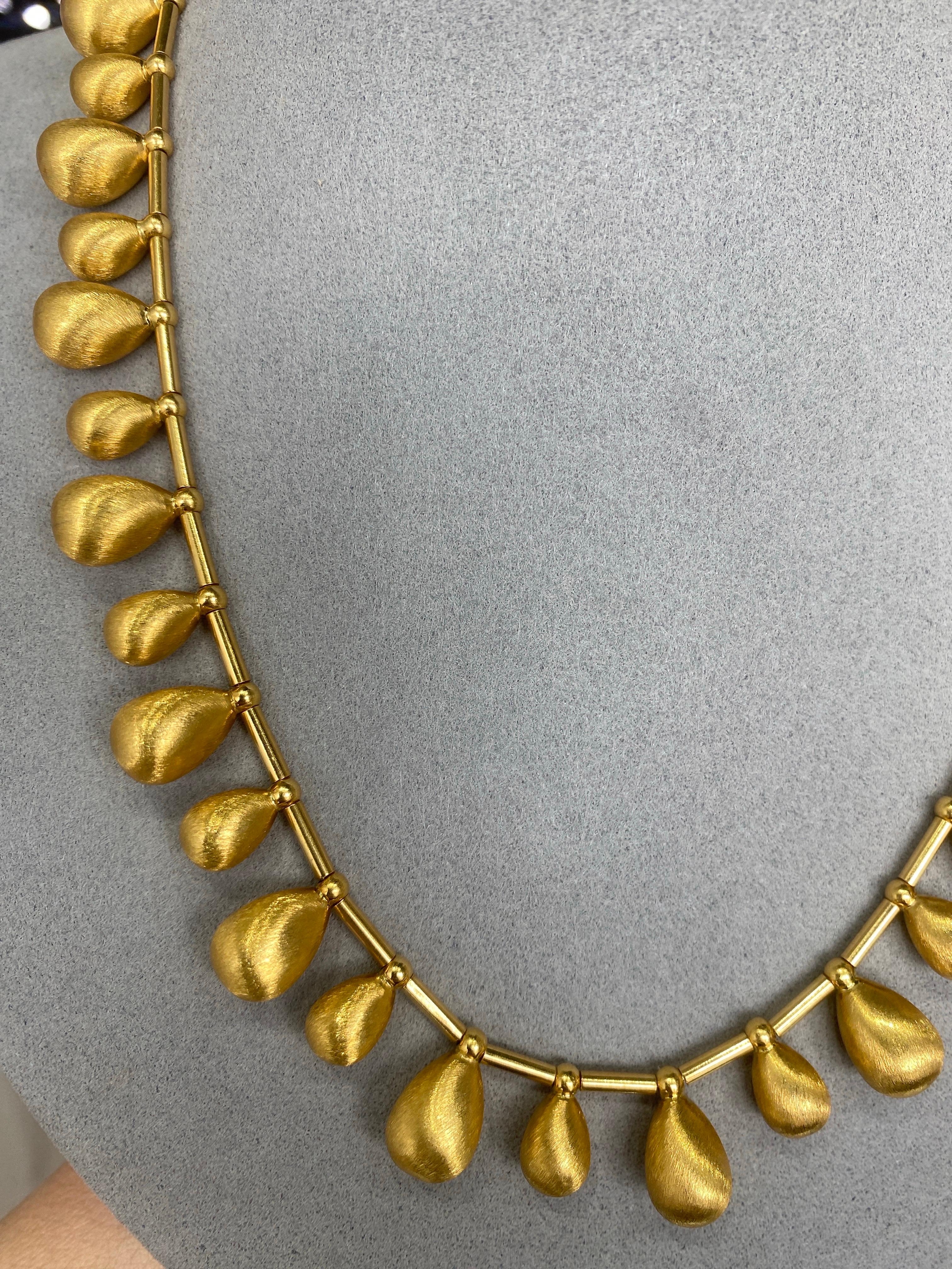 Questa bellissima collana mostra intricati disegni penzolanti realizzati in lussuoso oro giallo italiano a 22 carati. Il suo stile elegante è ideale per arricchire il tuo guardaroba con un tocco di grazia e raffinatezza. Questa collana misura circa