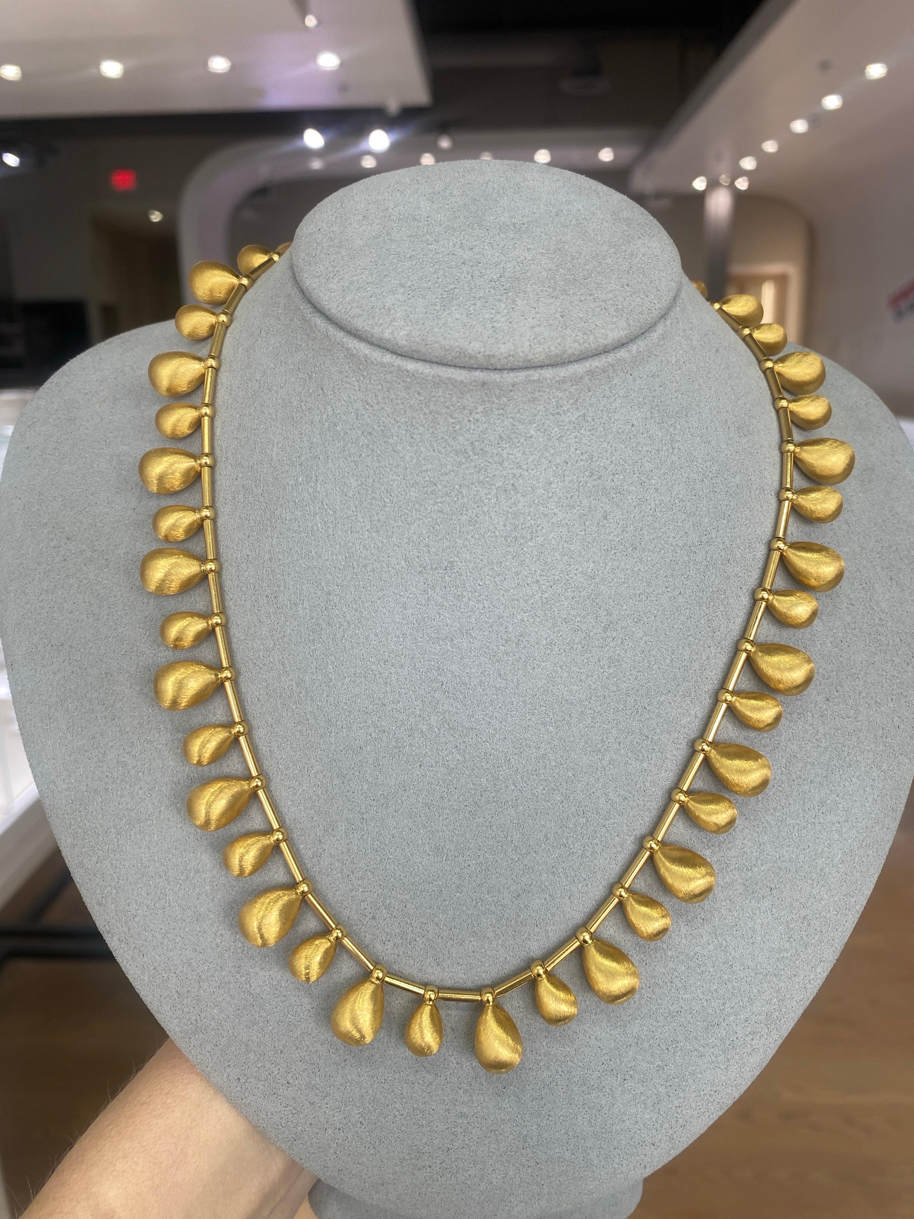 Collana Dangle con texture in oro giallo italiano 22 carati in vendita 1