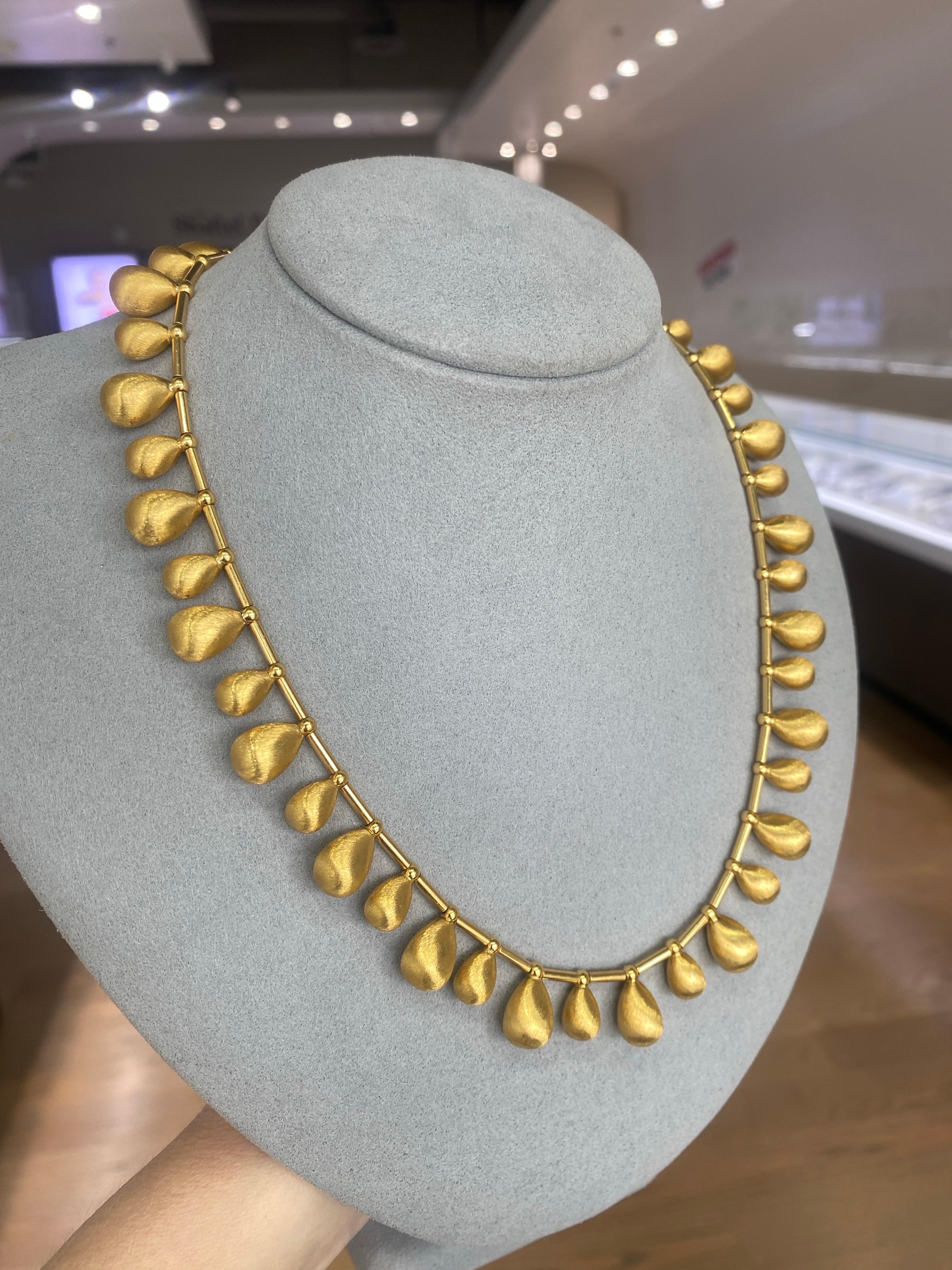 Collana Dangle con texture in oro giallo italiano 22 carati in vendita 2