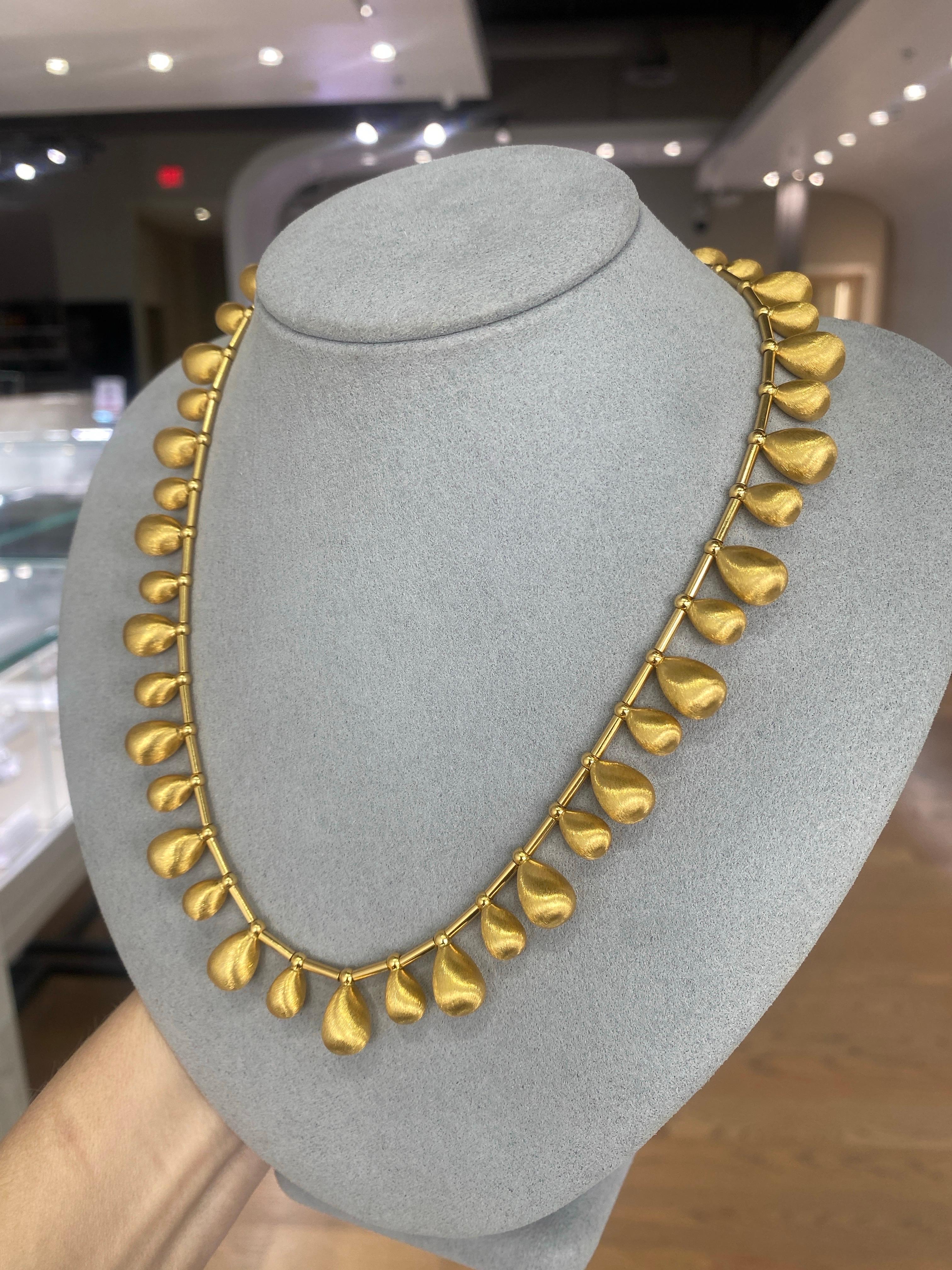 Collana Dangle con texture in oro giallo italiano 22 carati in vendita 3